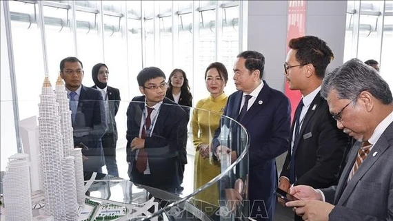 Chủ tịch Quốc hội thăm, làm việc với lãnh đạo Tập đoàn Dầu khí Quốc gia Malaysia