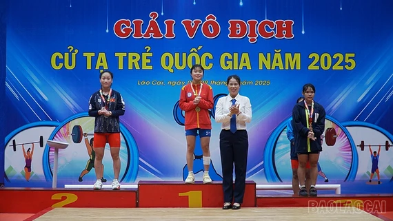 Ấn tượng ngày thi đấu đầu tiên Giải Vô địch Cử tạ trẻ quốc gia năm 2025