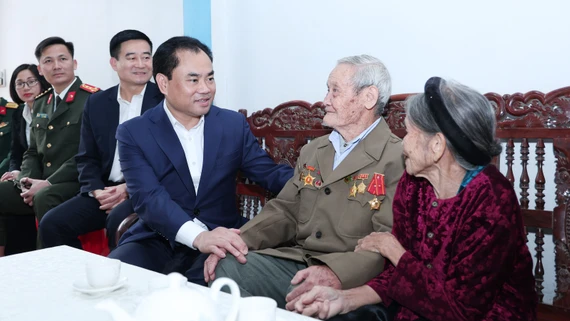 Bí thư Tỉnh ủy - Trịnh Việt Hùng thăm và tặng quà Tết tại xã Mậu A