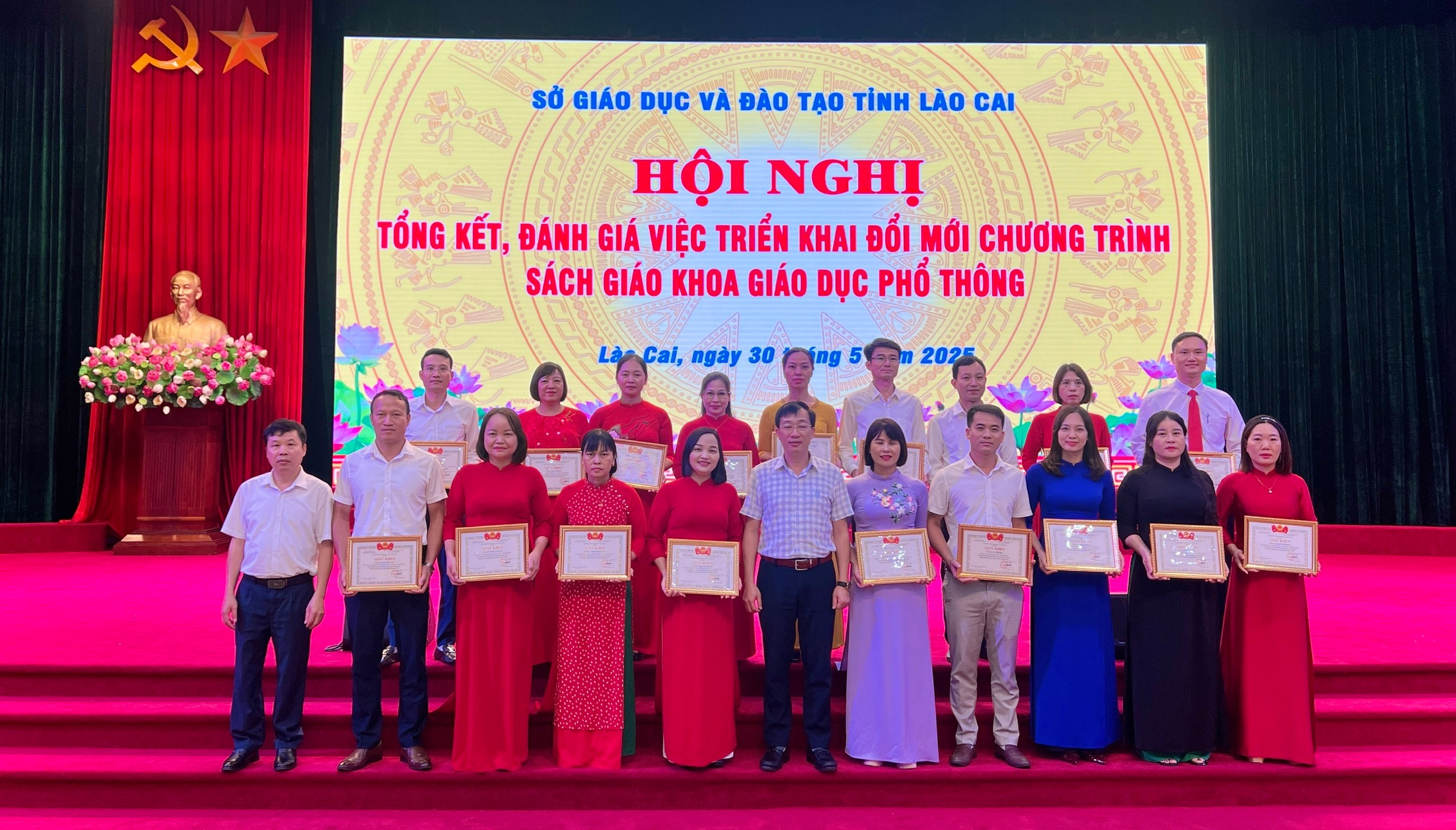 tang-giay-khen-cho-giao-vien-dat-thanh-tich.jpg
