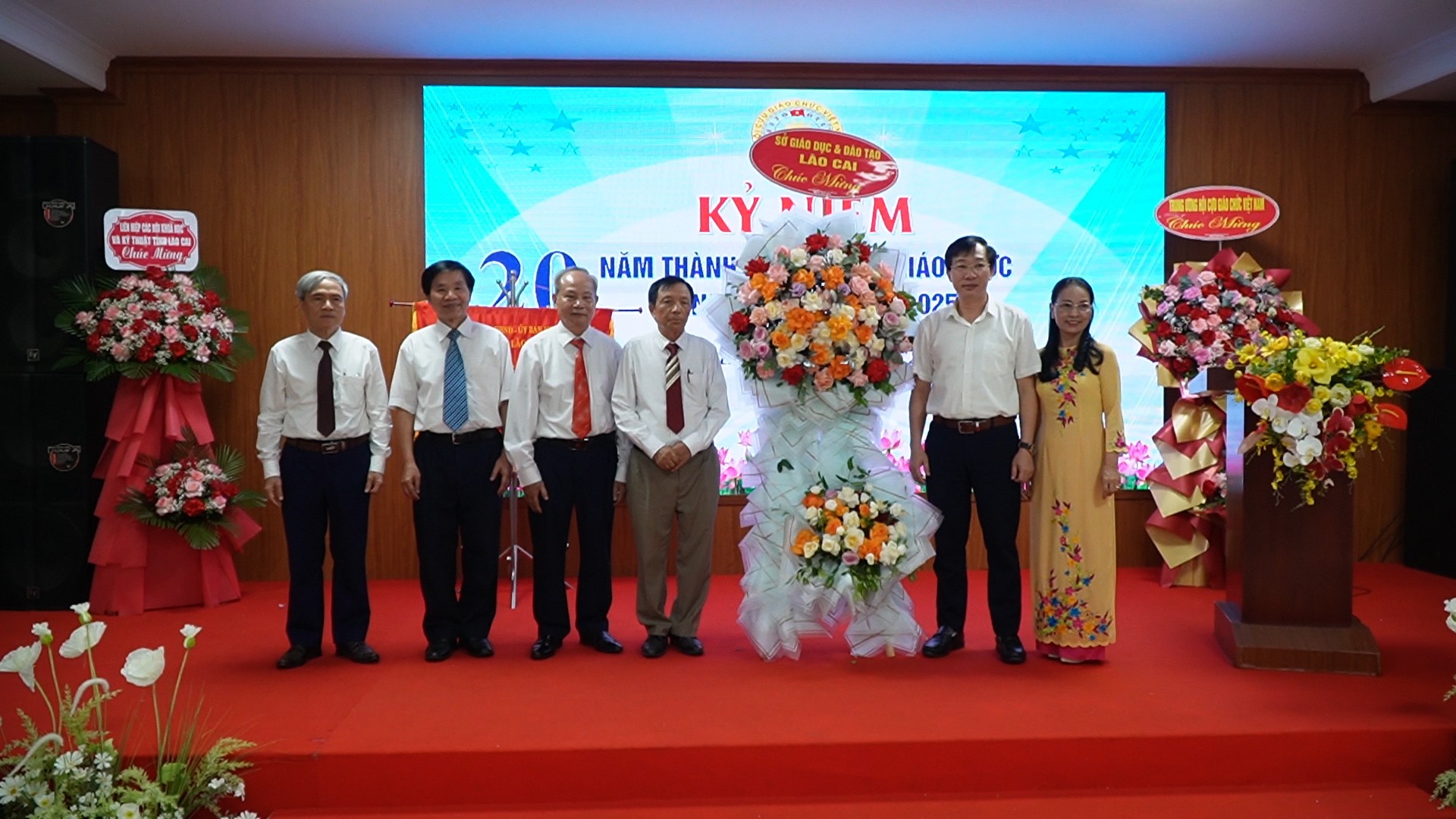 Đại diện lãnh đạo Sở Giáo dục và Đào tạo Lào Cai tặng hoa chúc mừng Hội Cựu Giáo chức tỉnh. a6still007.jpg