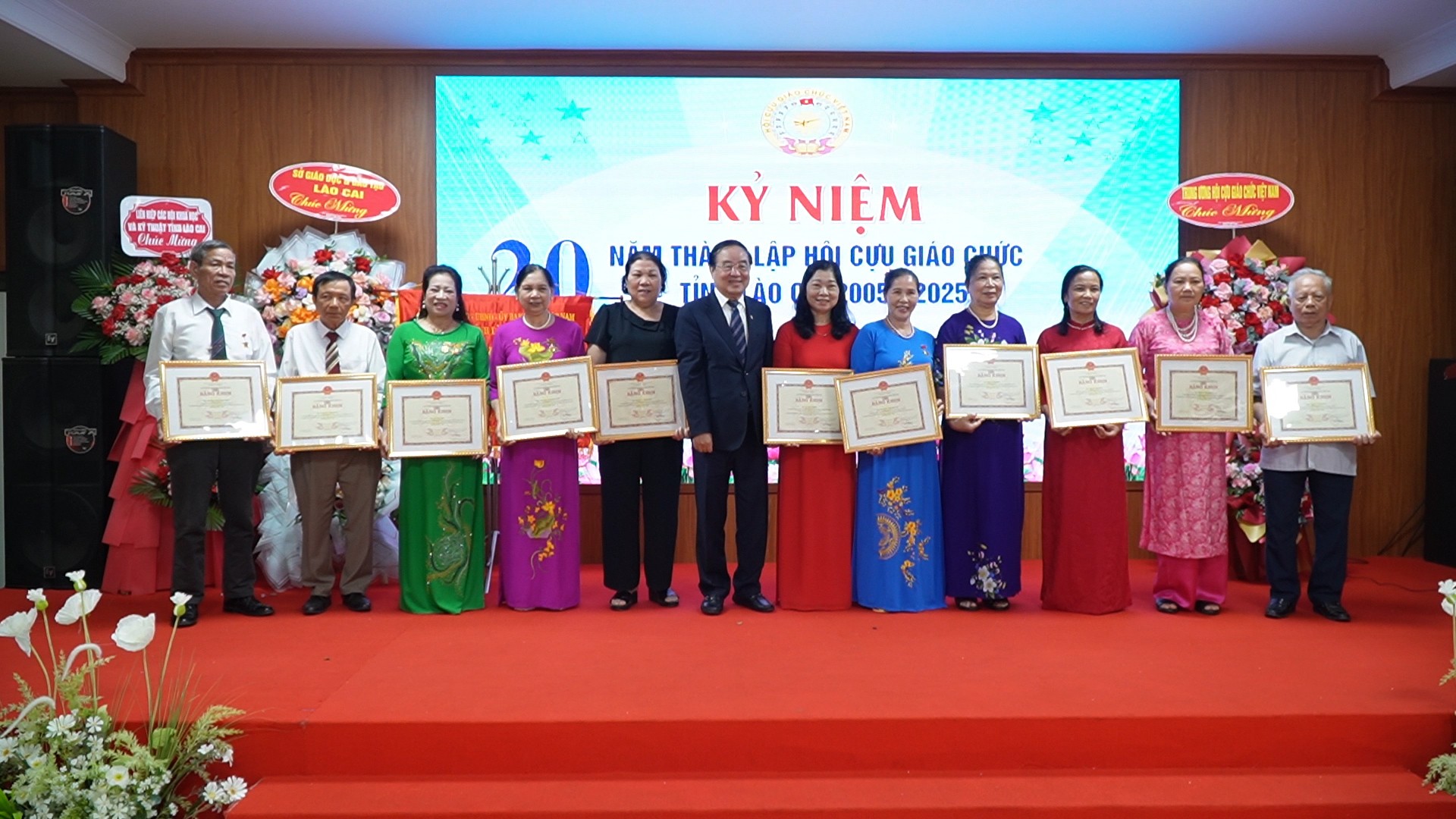 Trao Bằng khen của Trung ương Hội Cựu Giáo chức cho các cá nhân có thành tích xuất sắc trong phong trào của hội. a2still003.jpg