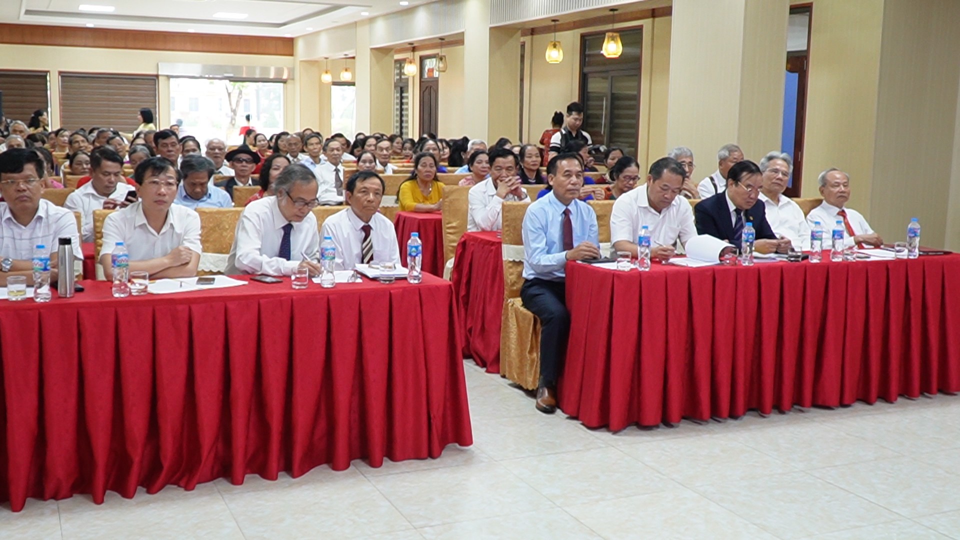 Các đại biểu dự lễ kỷ niệm. a7still009.jpg