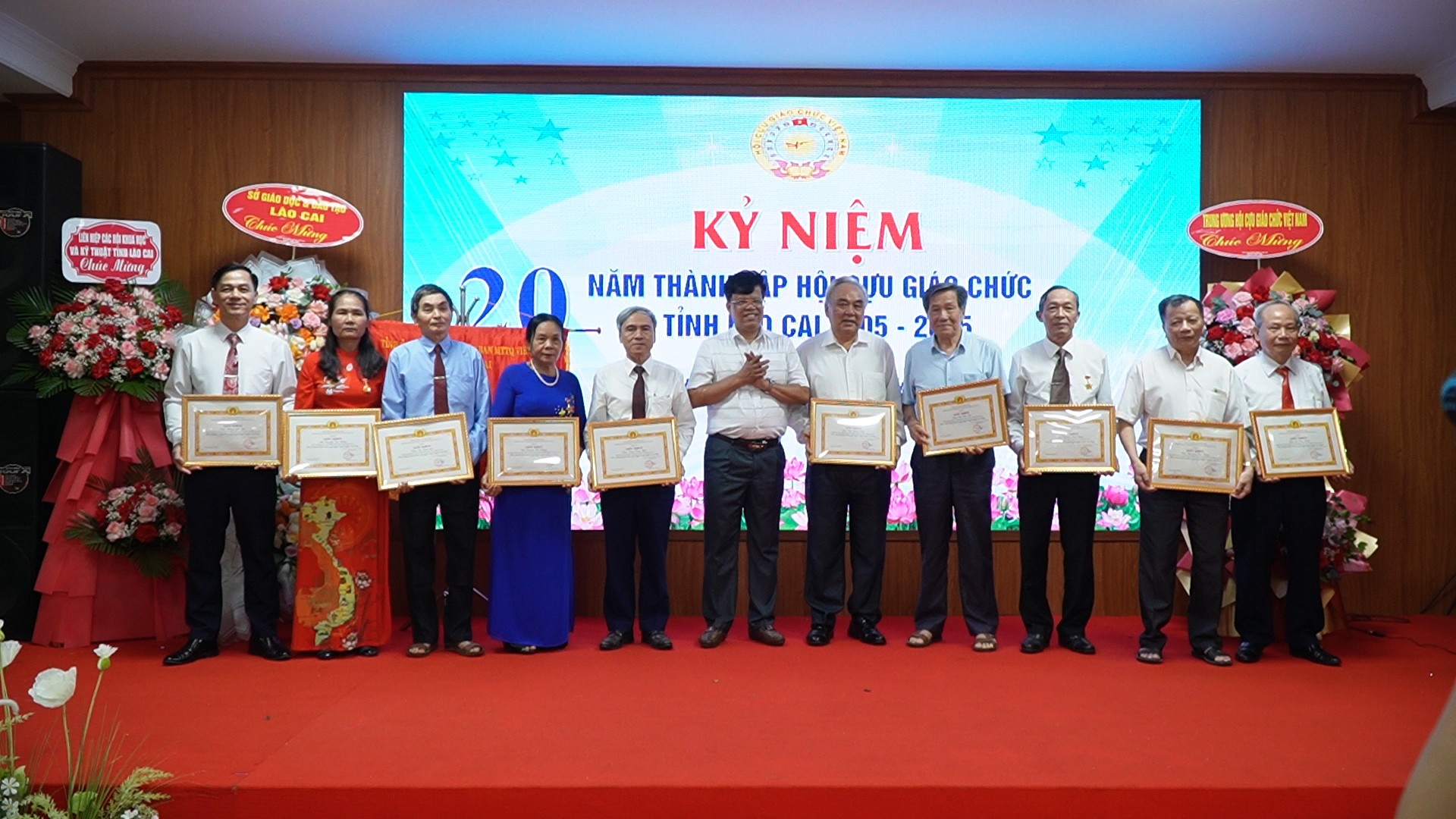Trao tặng Bằng khen của Chủ tịch UBND tỉnh cho các cá nhân có thành tích xuất sắc trong công tác hội. a4still005.jpg
