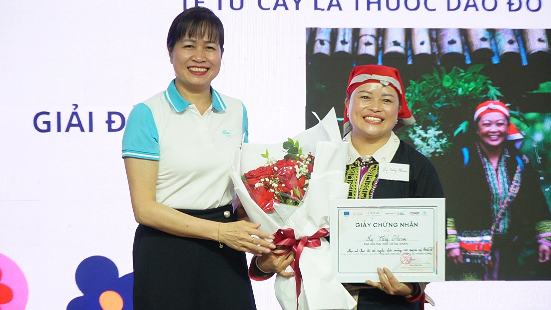 Ms. Dinh Minh Ha, President of the Provincial Women's Union, awarded the Special Prize to contestant Ly May Pham. baolaocai-br_pn1still013.jpg