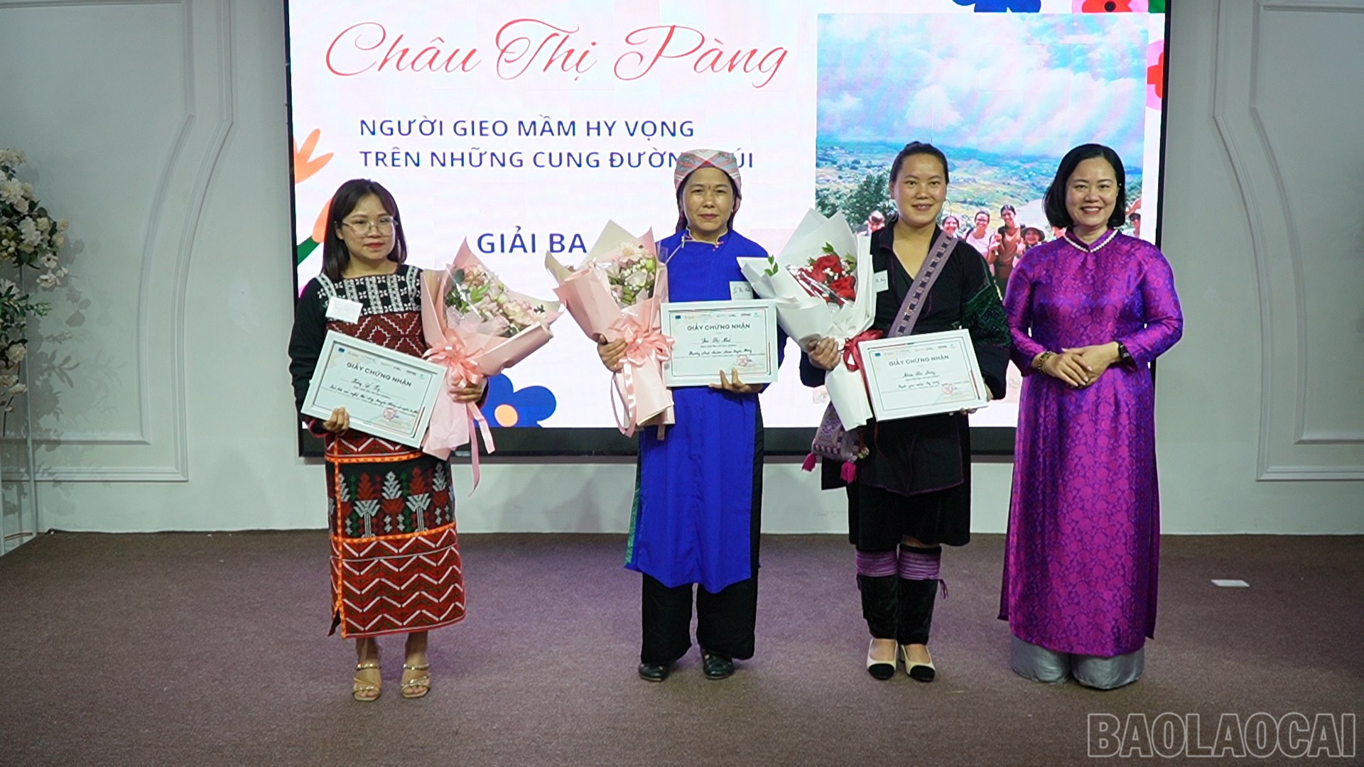Awarding first, second and third prizes to the contestants. baolaocai-br_pn5still017.jpg