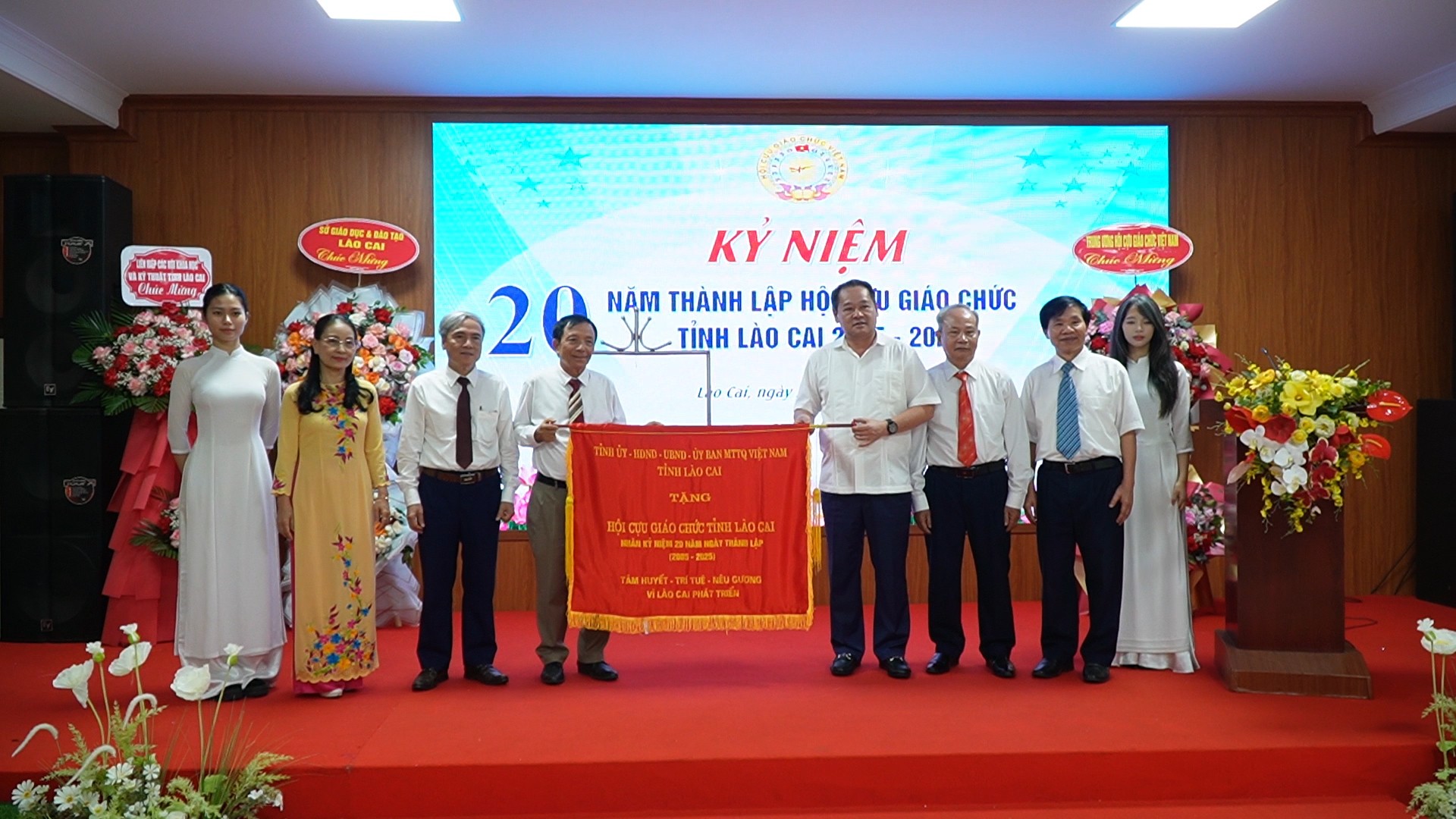 Đồng chí Lý Bình Minh, Phó Chủ tịch HĐND tỉnh tặng bức trướng chúc mừng Hội Cựu Giáo chức tỉnh Lào Cai. a1still002.jpg