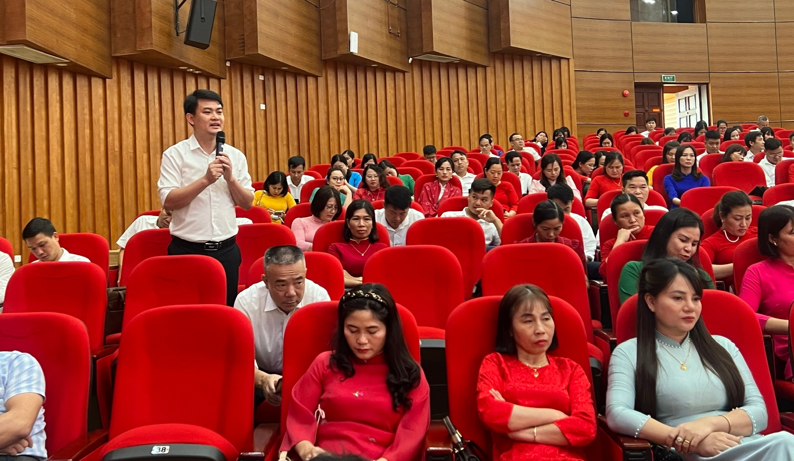 Các đại biểu tham gia ý kiến tại hội nghị. 3e4e72f8d7ac63f23abd3.jpg