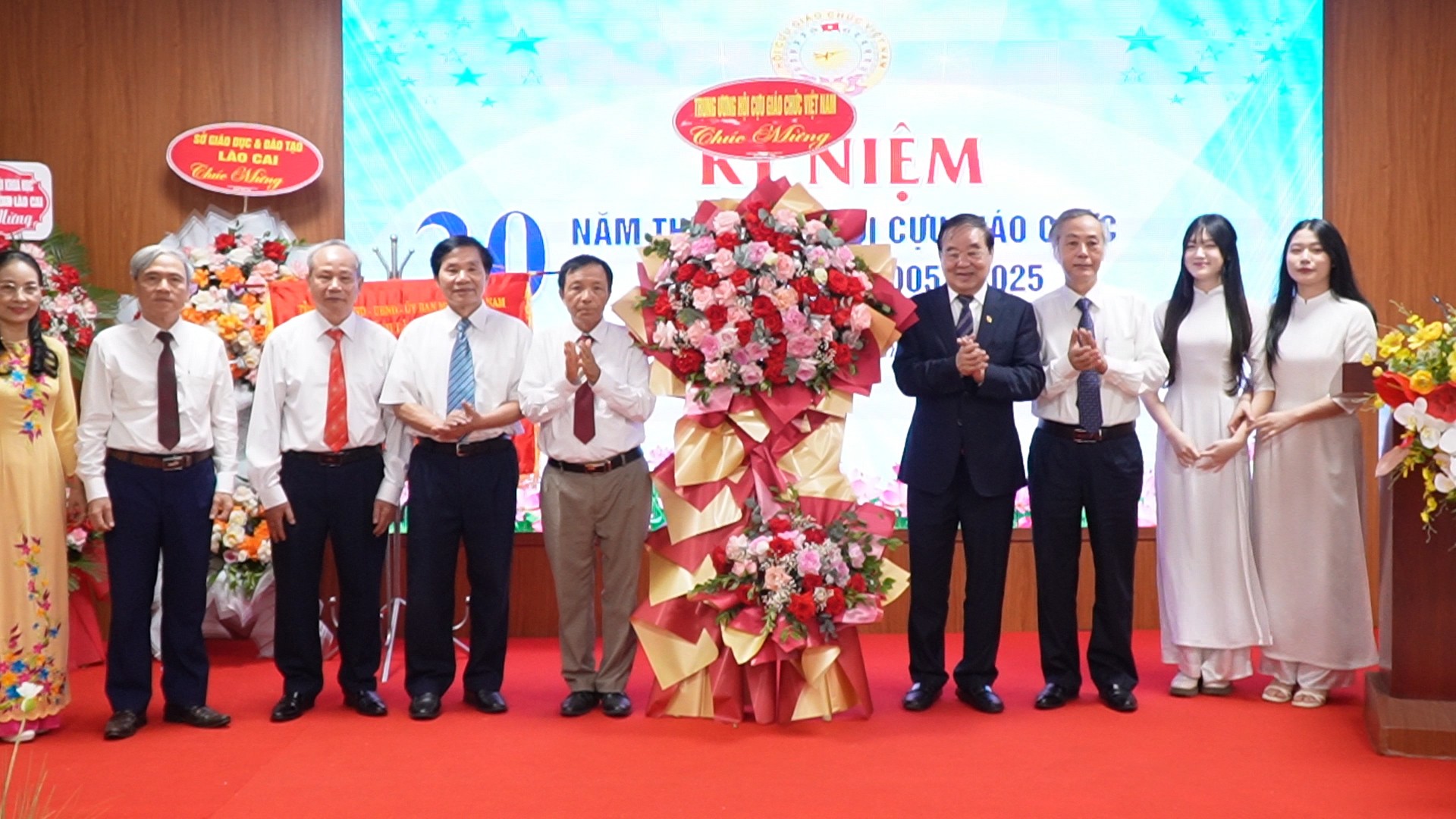 Đại diện Hội Cựu Giáo chức Việt Nam tặng hoa chúc mừng. a5still006.jpg