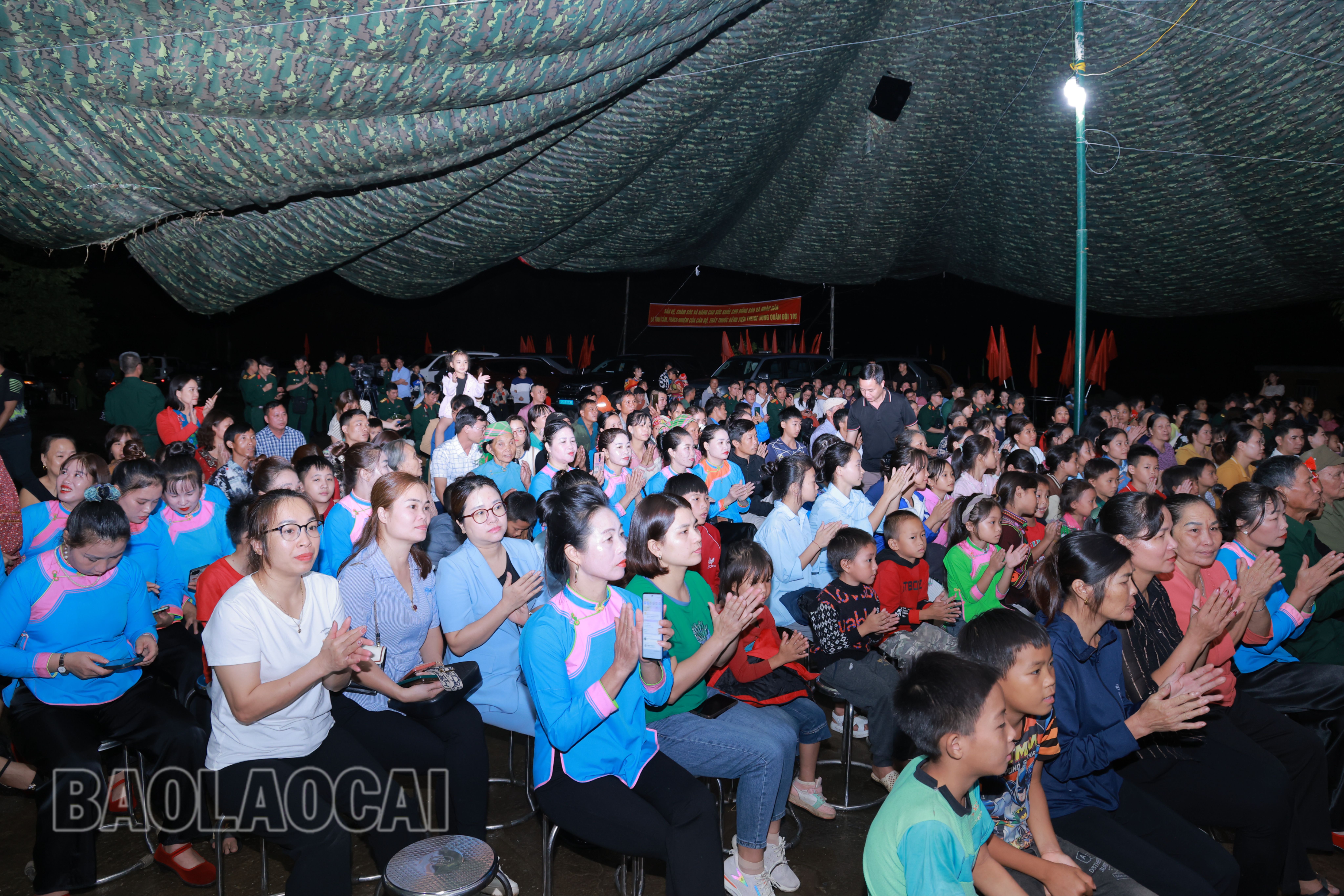 Đông đảo người dân đến thưởng thức đêm giao lưu văn nghệ. 0E8A7429.JPG