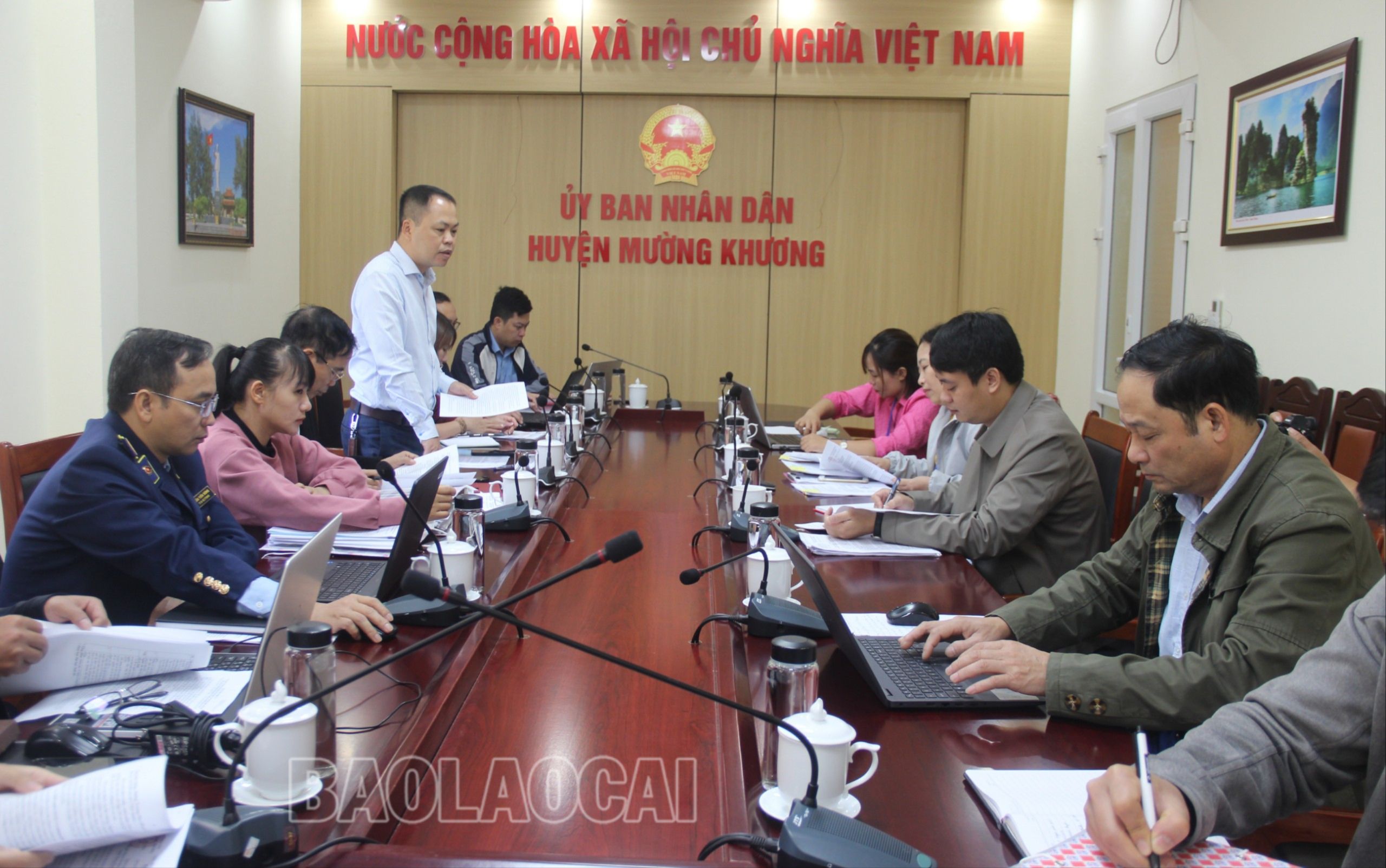 Quang cảnh buổi làm việc. z4924432725193_bef4ba373e28aabfec4aec52be6b921d.jpg