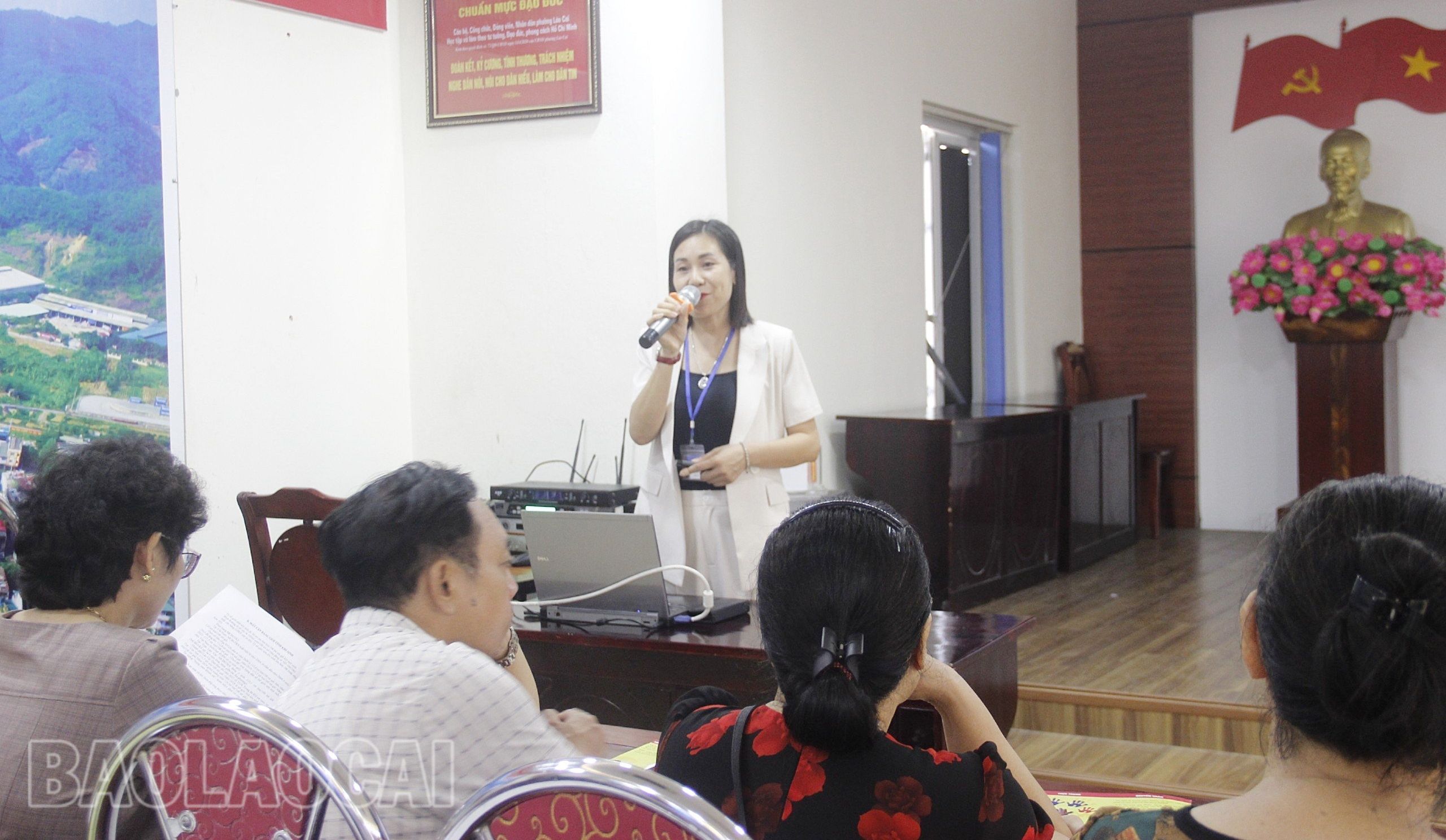 Cán bộ Trung tâm Y tế thành phố Lào Cai tuyên truyền về hệ luỵ của tình trạng mất cân bằng giới tính khi sinh. z4749100211825_20c7b232ed9fae3667151099160efa64.jpg