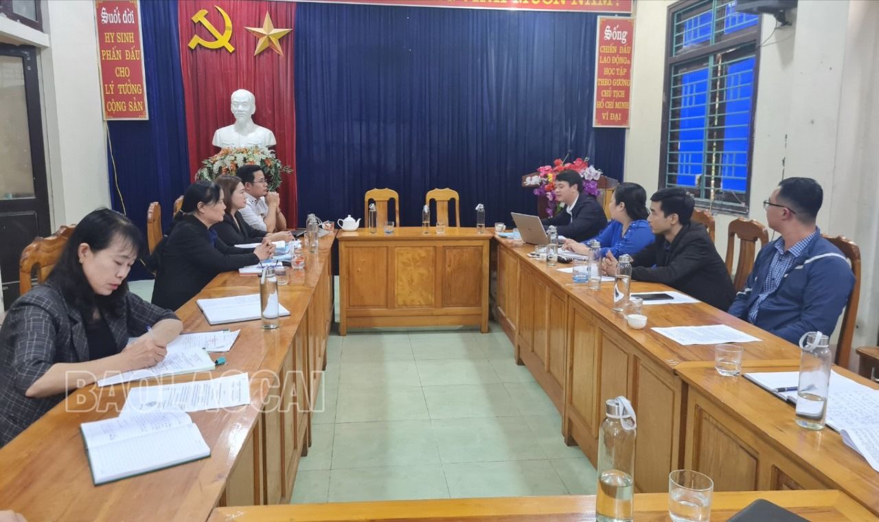 Quang cảnh làm việc tại UBND xã Tân Tiến. z4929591512623_bc92d9cd15d3730d6e04ad09f359d04b.jpg