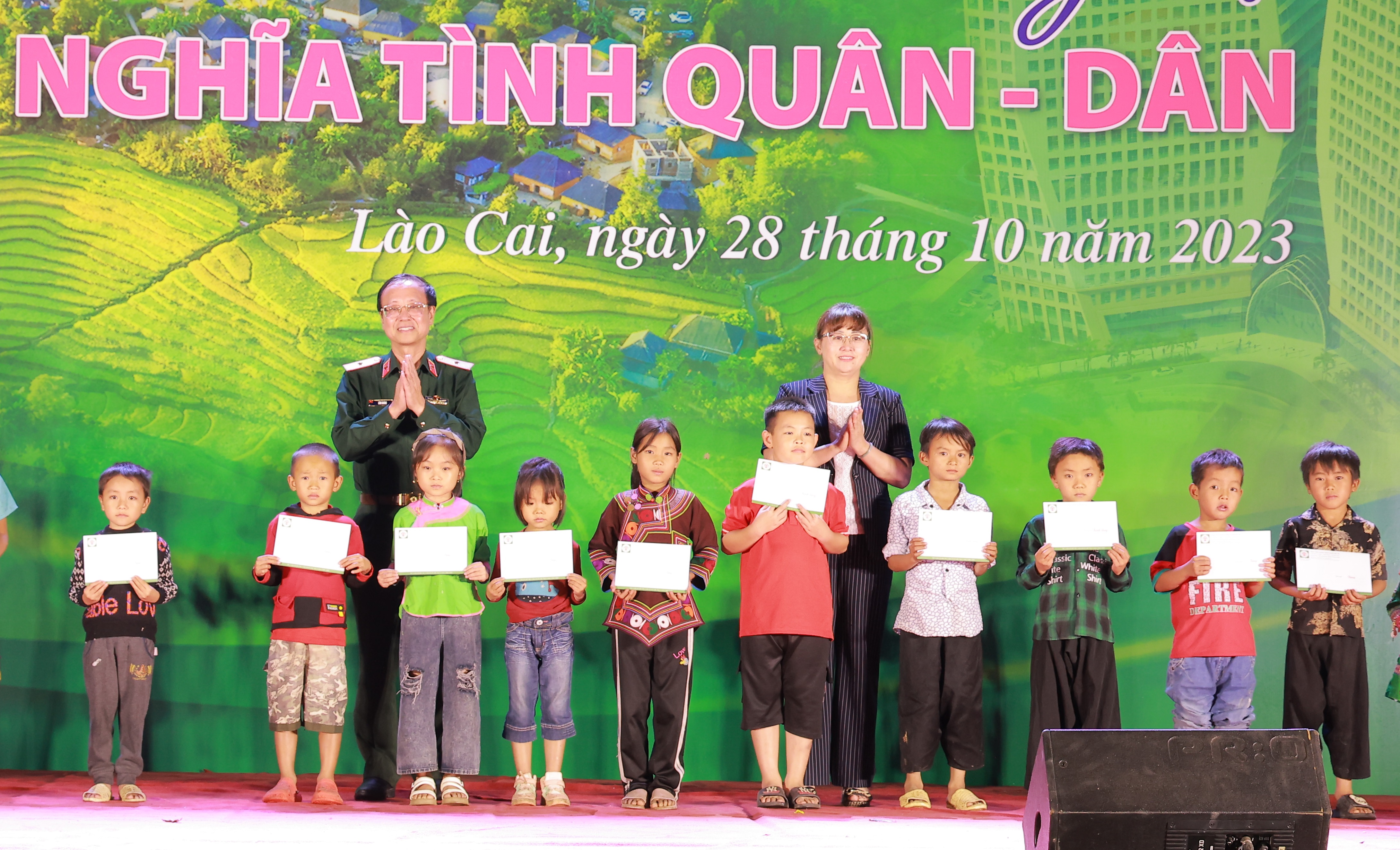 Lãnh đạo UBND tỉnh Lào Cai và lãnh đạo Bệnh viện Trung ương Quân đội 108 trao quà cho học sinh có hoàn cảnh khó khăn. 0E8A7518.jpg