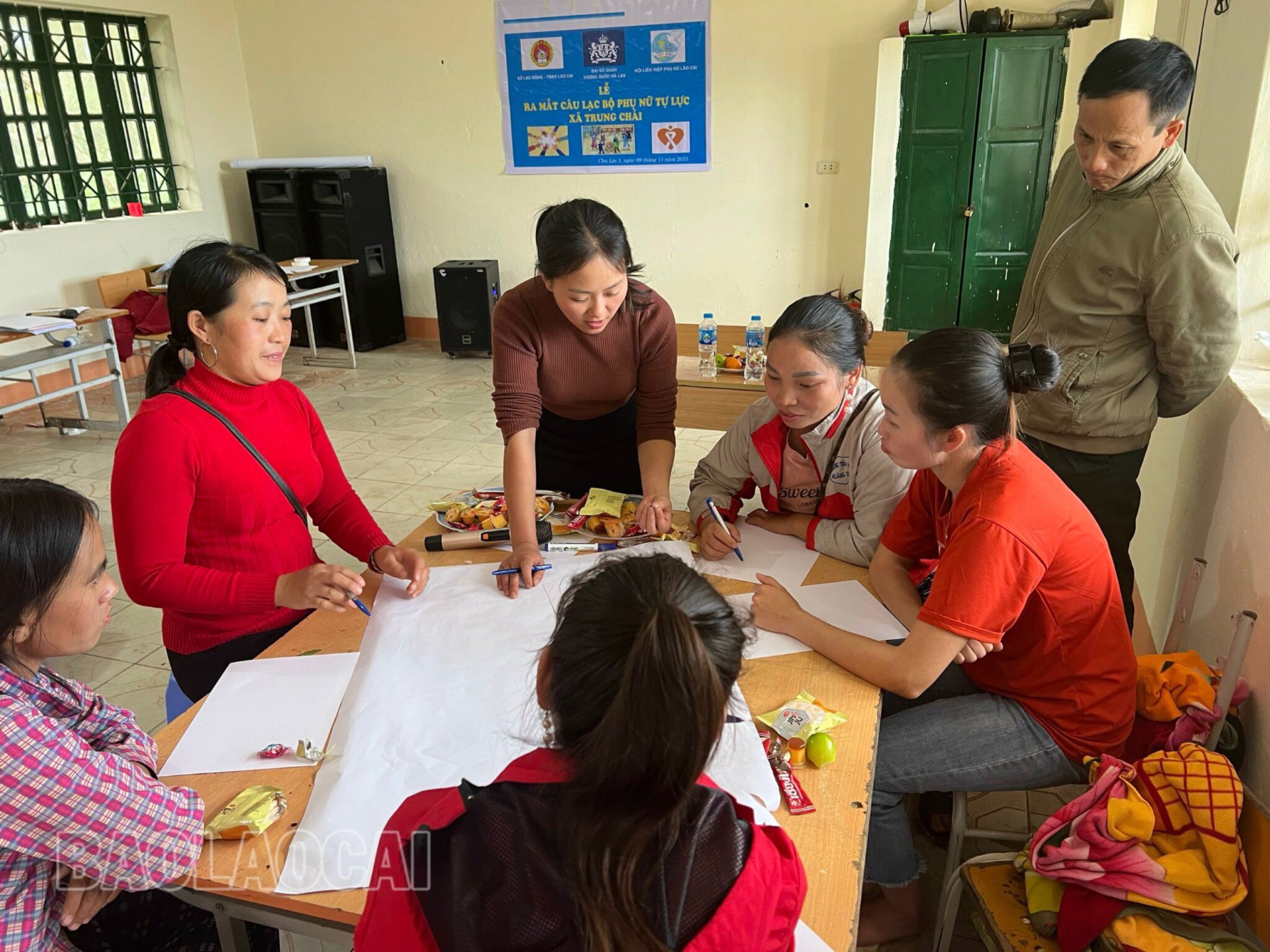 Tổ chức hoạt động nhóm giúp thành viên nắm bắt nội dung công tác phòng, chống tảo hôn. z4917170514196_16a7d6364308c5d0b64e72958bc6899a.jpg