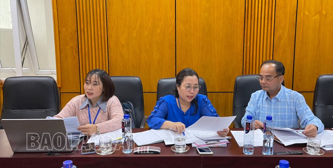 Thành viên Đoàn đánh giá, chấm điểm công tác quản lý an toàn thực phẩm số 2 của tỉnh kiểm tra hồ sơ, sổ sách tại buổi làm việc. z4929002450089_59b200f4f151d07cb126f2f68cadf6dc.jpg