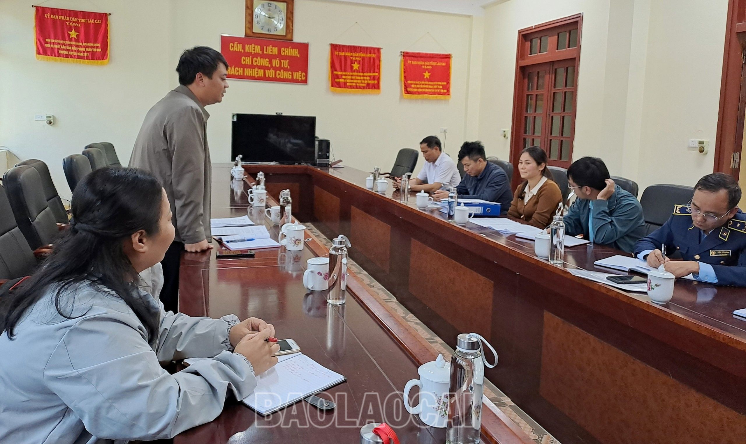 Quang cảnh buổi làm việc tại UBND thị trấn Mường Khương. z4924505371268_15b71fe82ae4f13701fa61454a851781.jpg