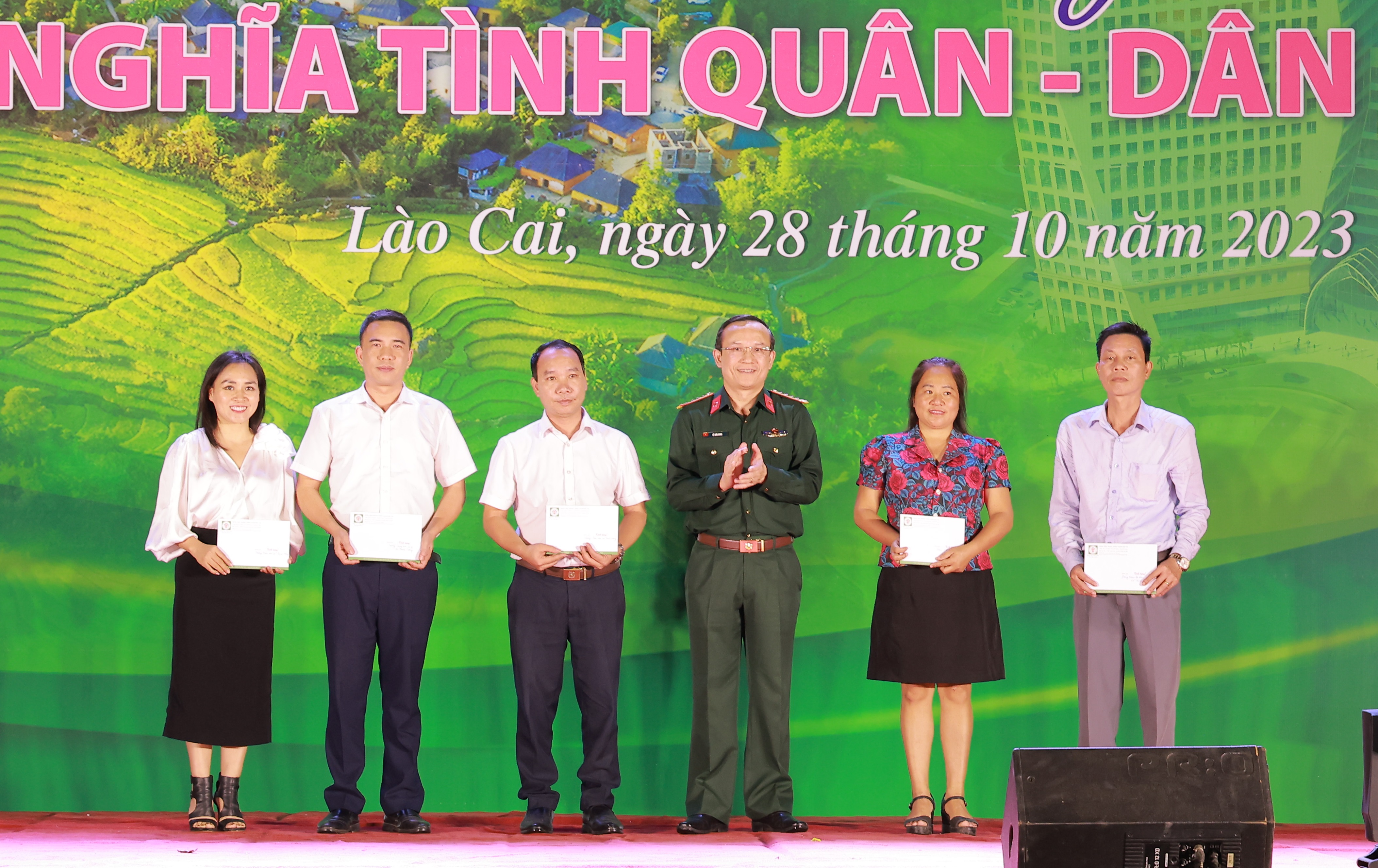 Lãnh đạo Bệnh viện Trung ương Quân đội 108 trao quà cho các gia đình chính sách và đại diện đơn vị y tế, trường học trên địa bàn xã Trịnh Tường (Bát Xát). 0E8A7498.jpg