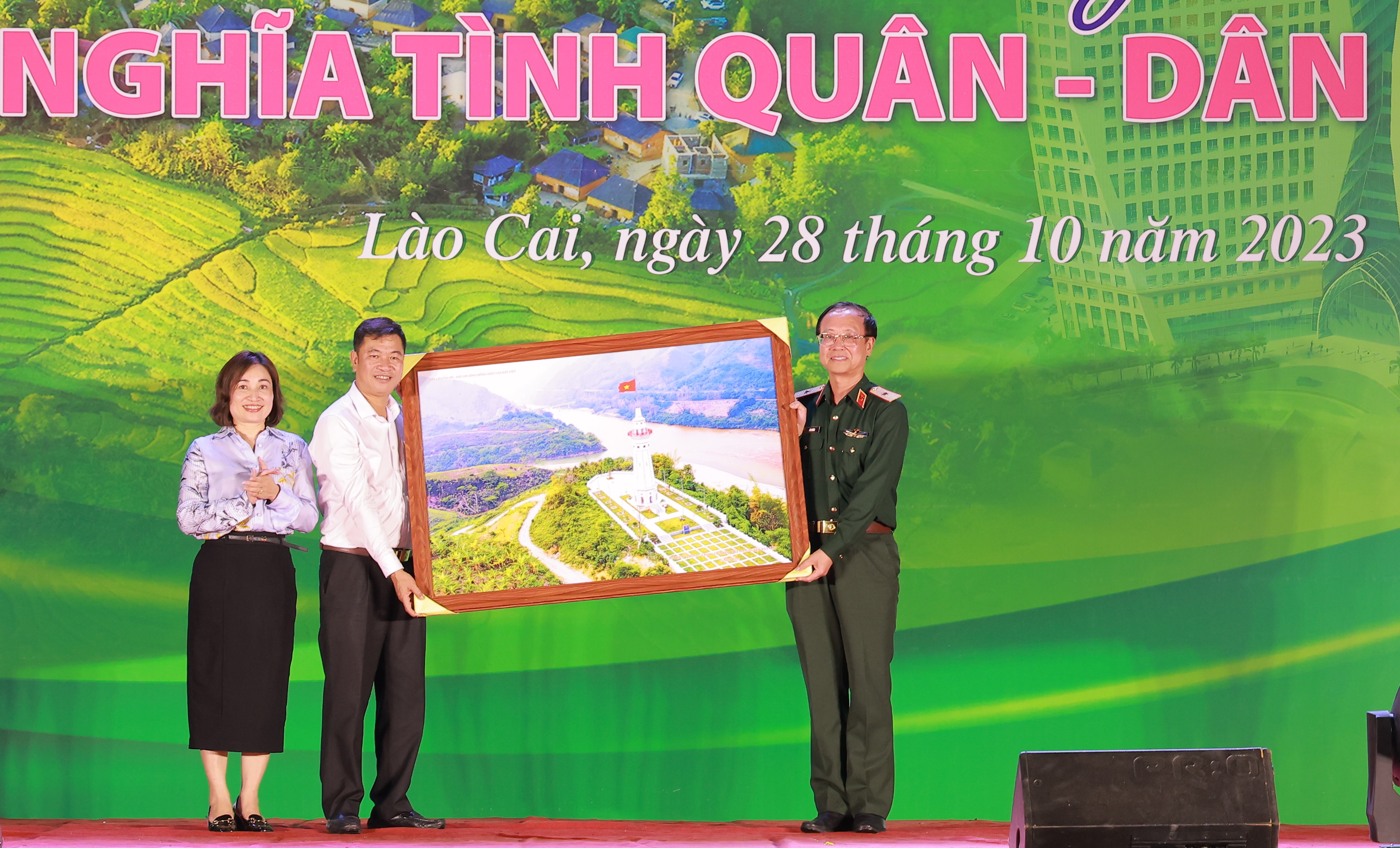 Lãnh đạo UBND huyện Bát Xát trao quà lưu niệm cho lãnh đạo Bệnh viện Trung ương Quân đội 108. 3.jpg