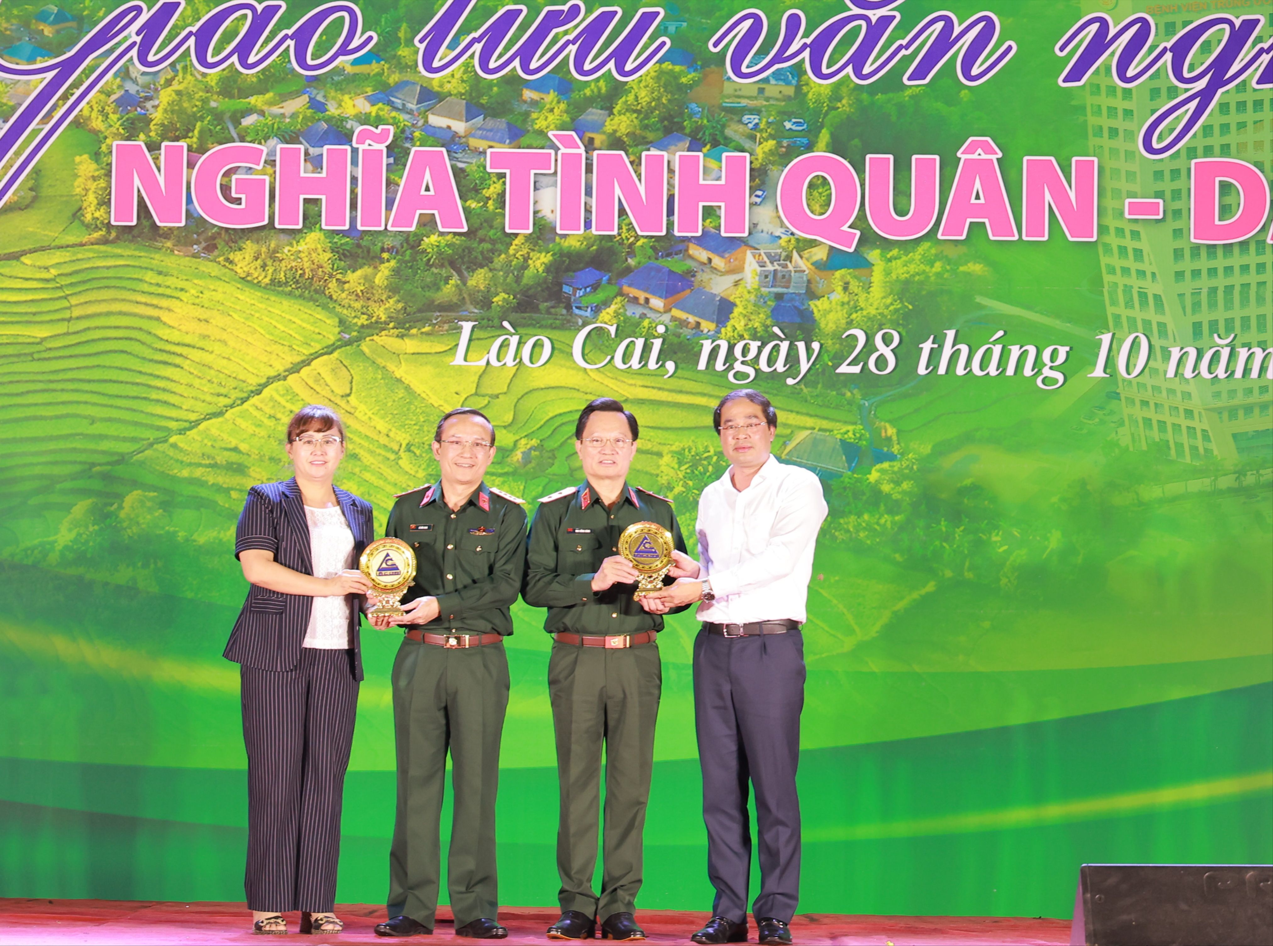 Lãnh đạo UBND tỉnh Lào Cai trao hoa và quà lưu niệm cho lãnh đạo Bệnh viện Trung ương Quân đội 108. 0E8A7475.jpg