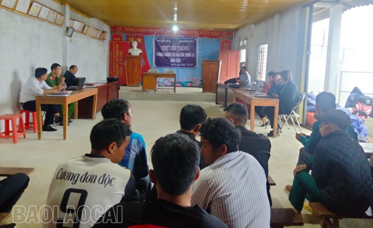 Các ban ngành, đoàn thể của xã Cán Cấu cùng vào cuộc truyền thông cho người dân. z4833083704837_8f8d05cf03e393b350e16b4c893092f3.jpg