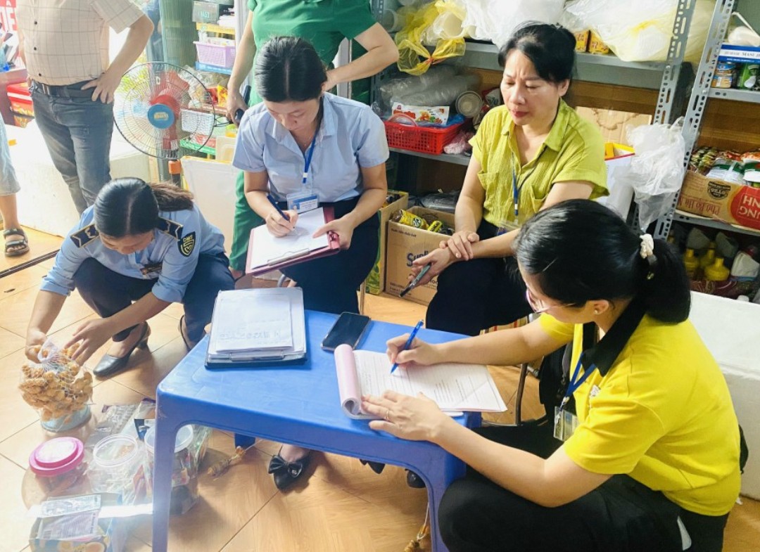 Công tác kiểm tra liên ngành cần chú trọng đến các cơ sở kinh doanh thực phẩm tại cổng các trường học và cá nhân bán hàng qua mạng internet. z4936929930172_2261c49dd6a970beba231ae3e95912bd.jpg