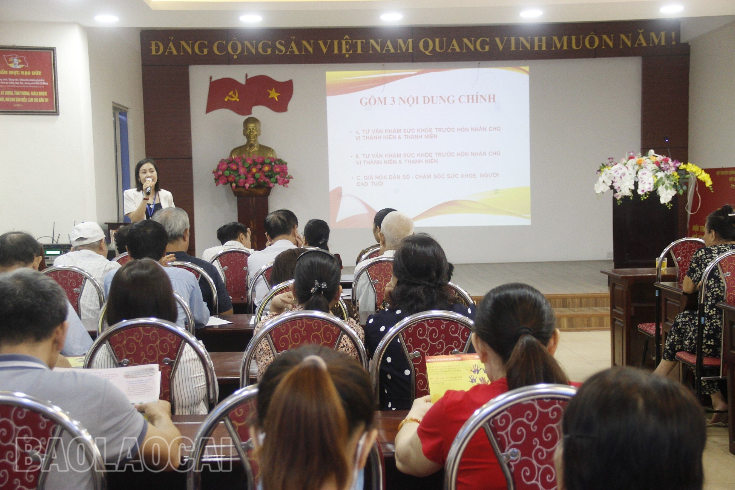 Quang cảnh buổi tuyên truyền. z4749100182144_d9fcb25049a23025ab2b3d3c2d3aedc1.jpg