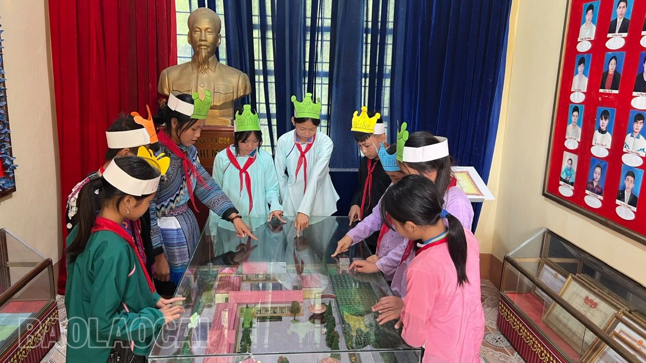 Thành viên Câu lạc bộ tìm hiểu truyền thống của nhà trường. z4696979702946-9ccb7b21ecf56ddea767704bd463fd91-9470-474.jpg