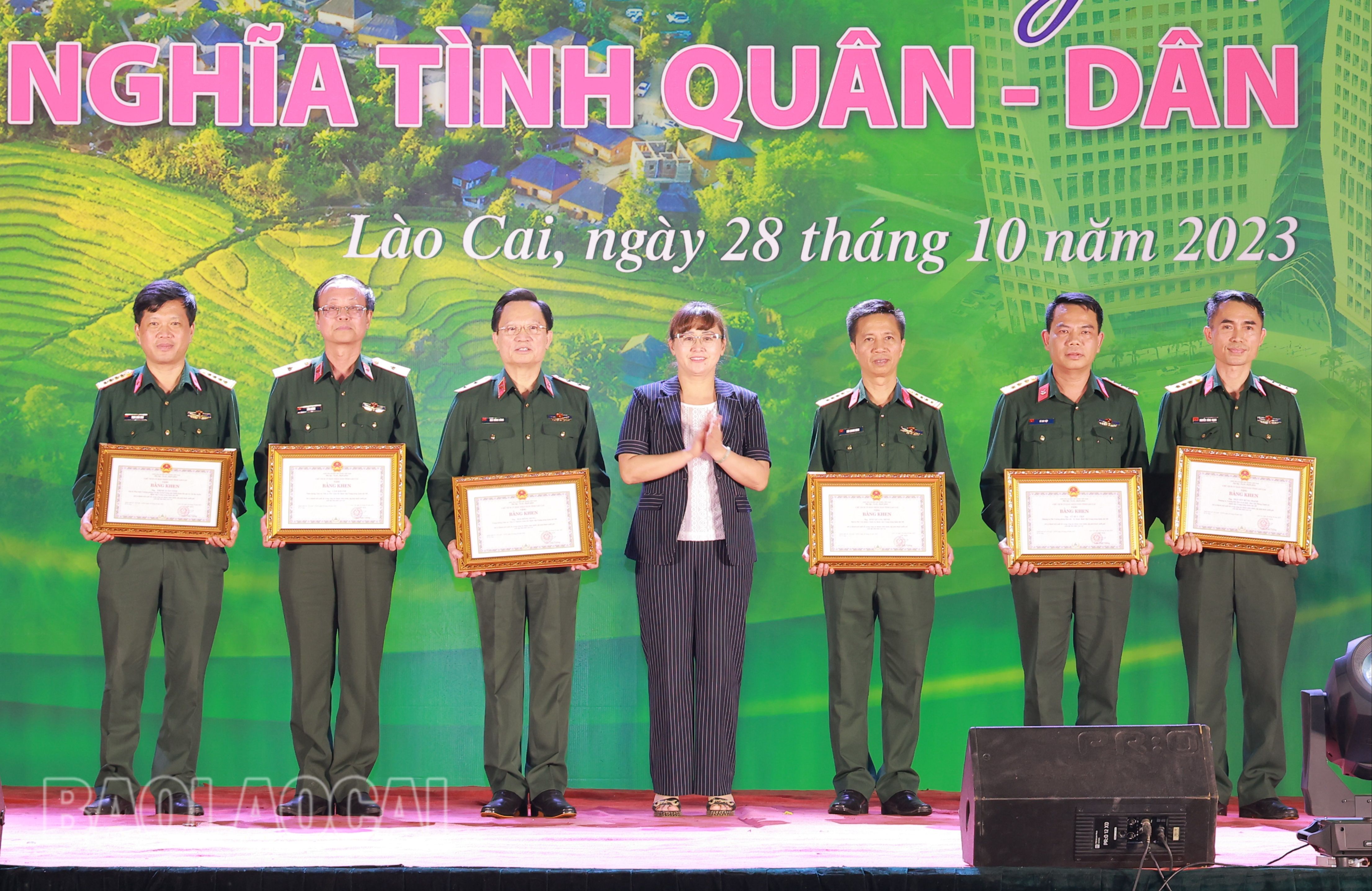 Đồng chí Giàng Thị Dung, Phó Chủ tịch UBND tỉnh trao Bằng khen của Chủ tịch UBND tỉnh Lào Cai cho các cá nhân của Đoàn khám bệnh Bệnh viện Trung ương Quân đội 108. 2.jpg