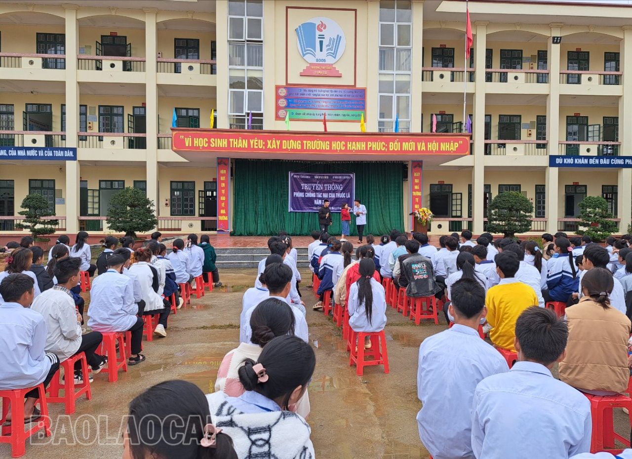 Hoạt động truyền thông tổ chức tại Trường THPT số 2 Si Ma Cai. Cán bộ y tế nhấn mạnh đến tác hại của thuốc lá thế hệ mới là thuốc lá điện tử và thuốc lá nung nóng. Các sản phẩm này đều chứa các thành phần hóa chất độc hại cho sức khoẻ con người. z4833067749450_a88396bcb26d81a6c6a1ce10f9cf24f3.jpg