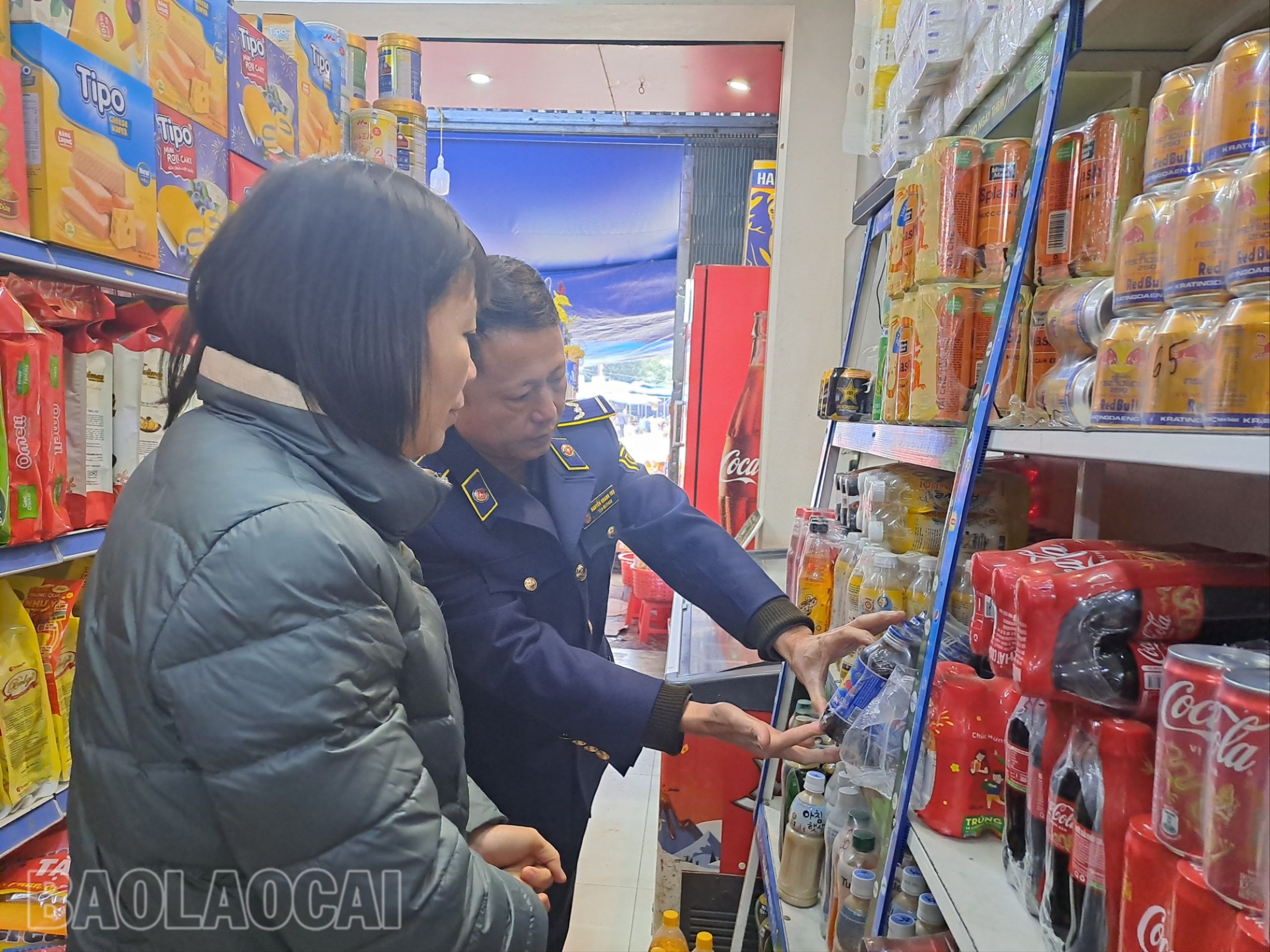 Các đơn vị phối hợp tăng cường kiểm tra đảm bảo an toàn thực phẩm trên địa bàn. z5146106000891_0ae0136ffb926355b1100b4fffe7e8bc.jpg