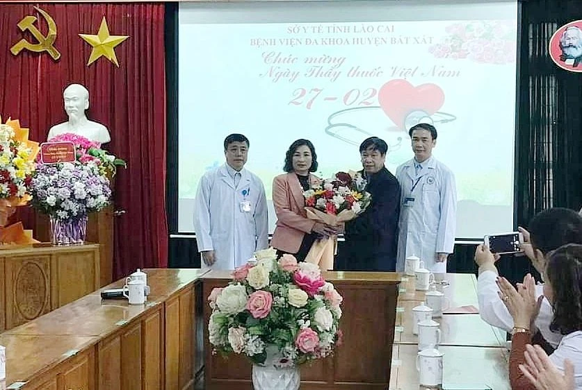 Lãnh đạo UBND huyện Bát Xát tặng hoa chúc mừng tại Bệnh viện Đa khoa huyện Bát Xát.