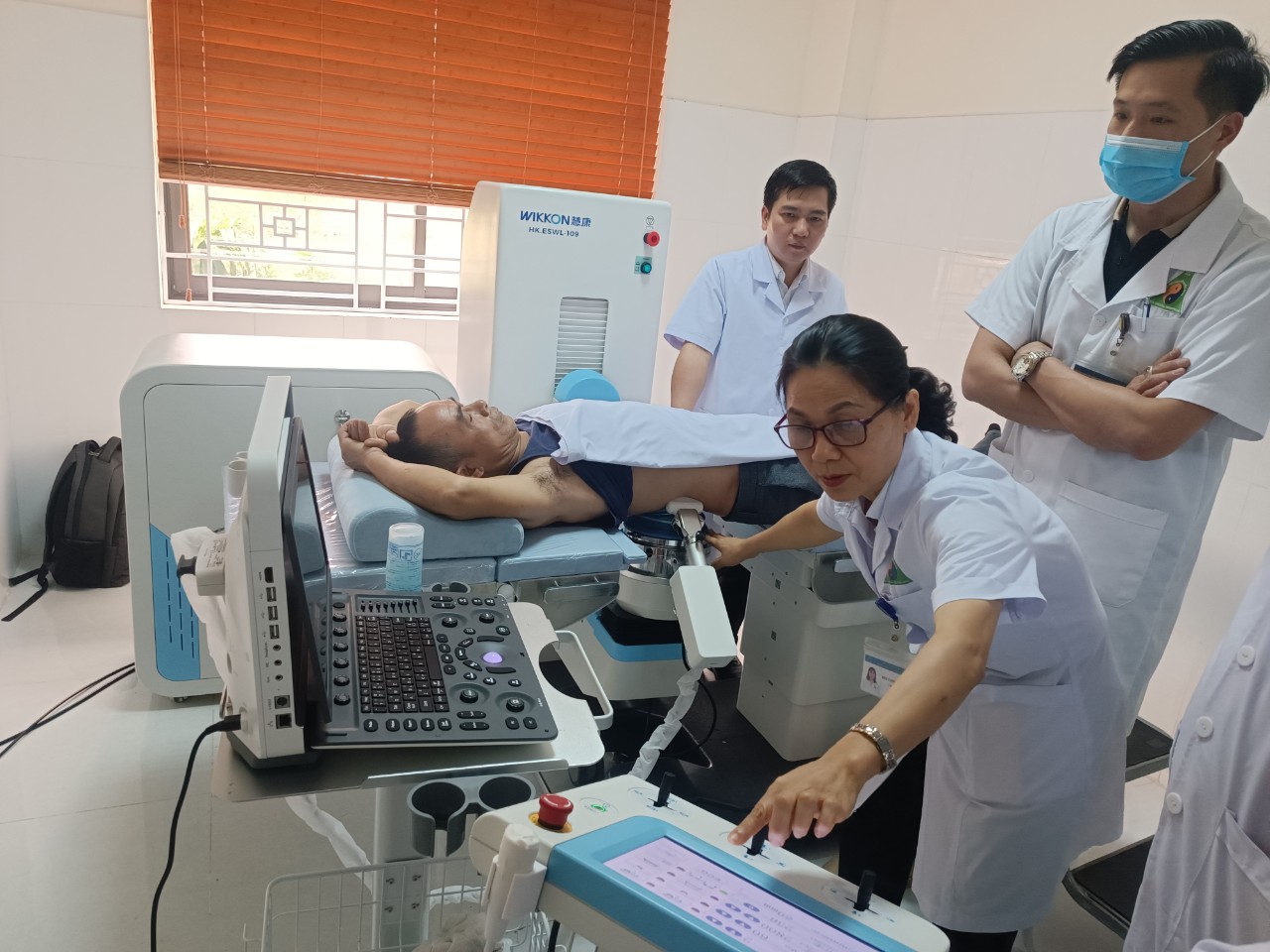 Hệ thống máy tán sỏi qua da hiện đại được đầu tư để triển khai kỹ thuật tại Bệnh viện Y học cổ truyền tỉnh. z5257469344978_de78207433a4891909d3f18ec075bc91.jpg