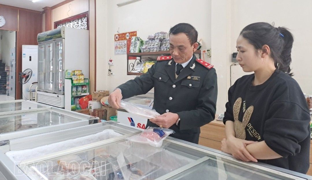 Kiểm tra hàng hoá tại siêu thị trên địa bàn thành phố Lào Cai. z5146086684132_782a703f407c531ecf66d7bed8a9a698.jpg