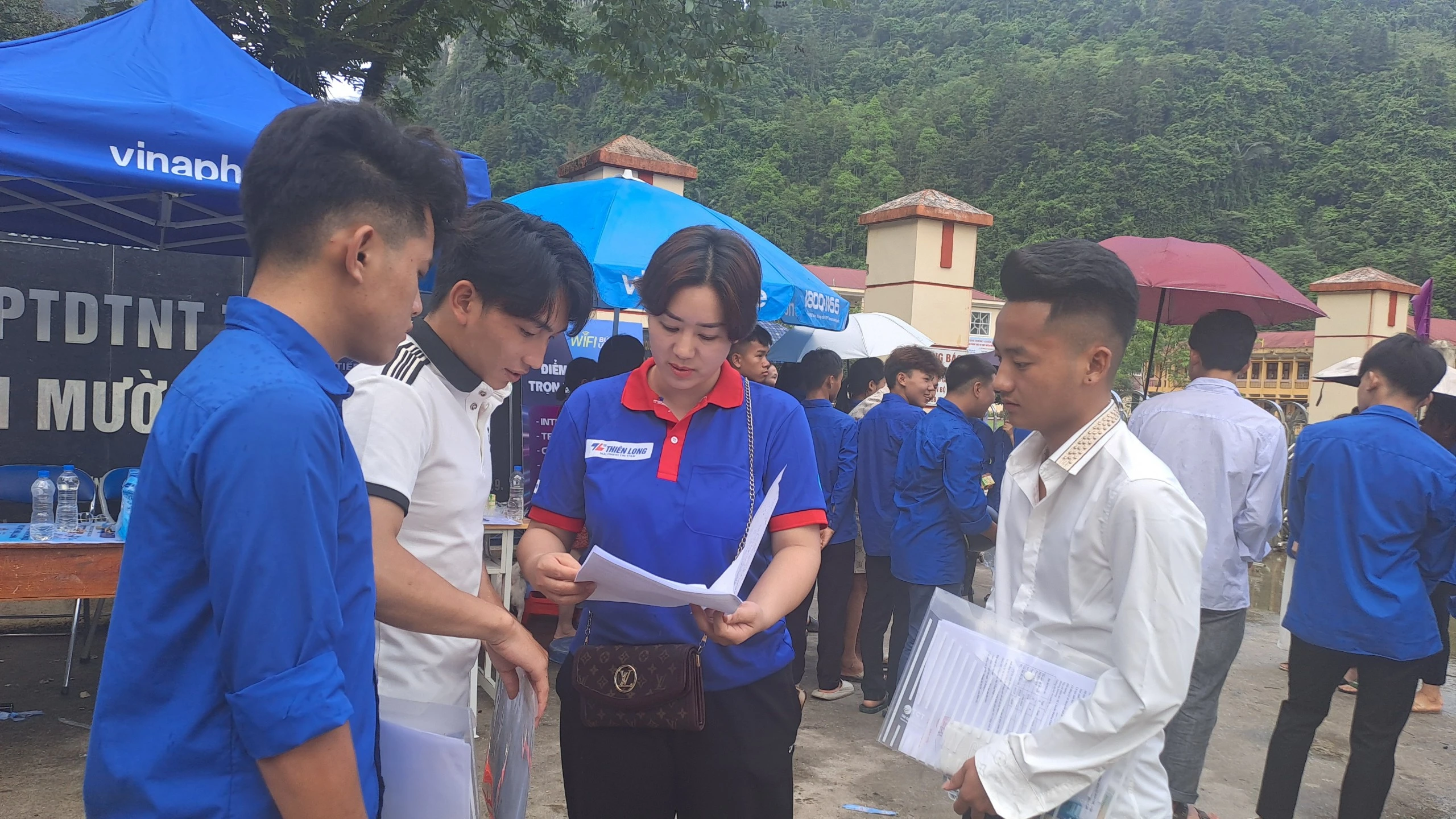 Cô giáo trao đổi với học sinh về đề bài sau khi kết thúc môn thi.