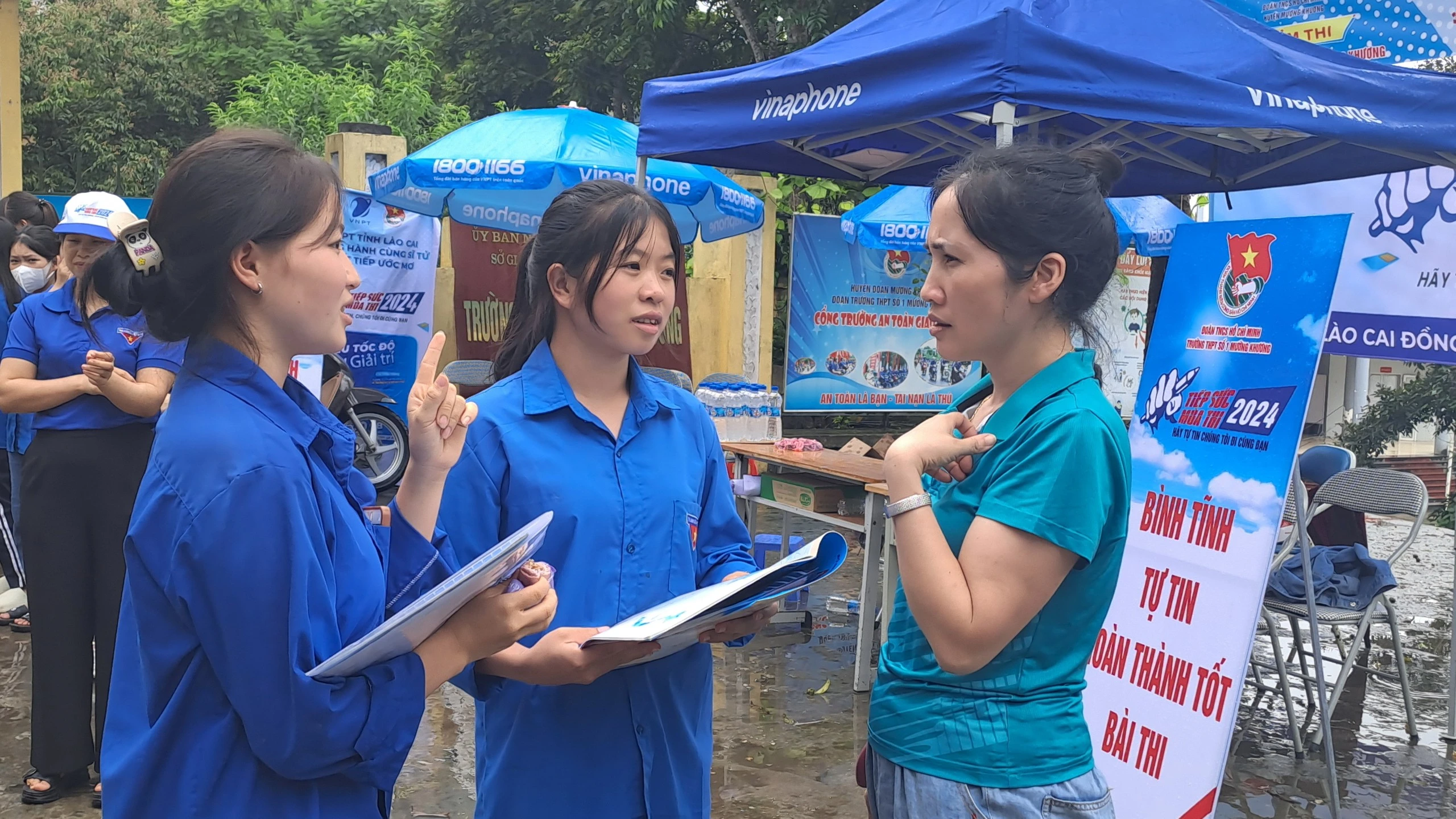 Cô giáo Thu Hương hỏi thăm tình hình làm bài của học trò.