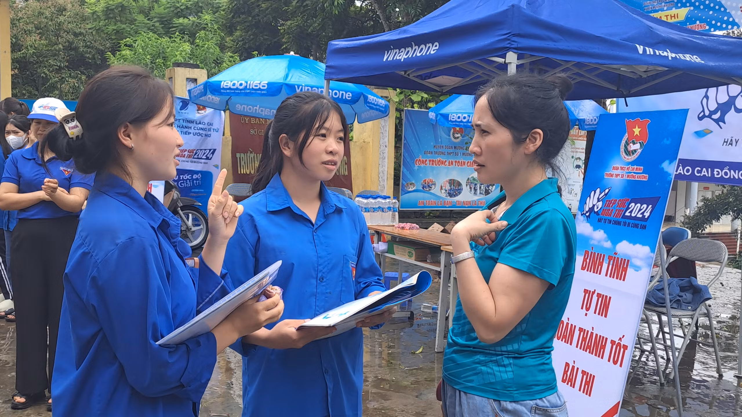 Cô giáo Thu Hương hỏi thăm tình hình làm bài của học trò.