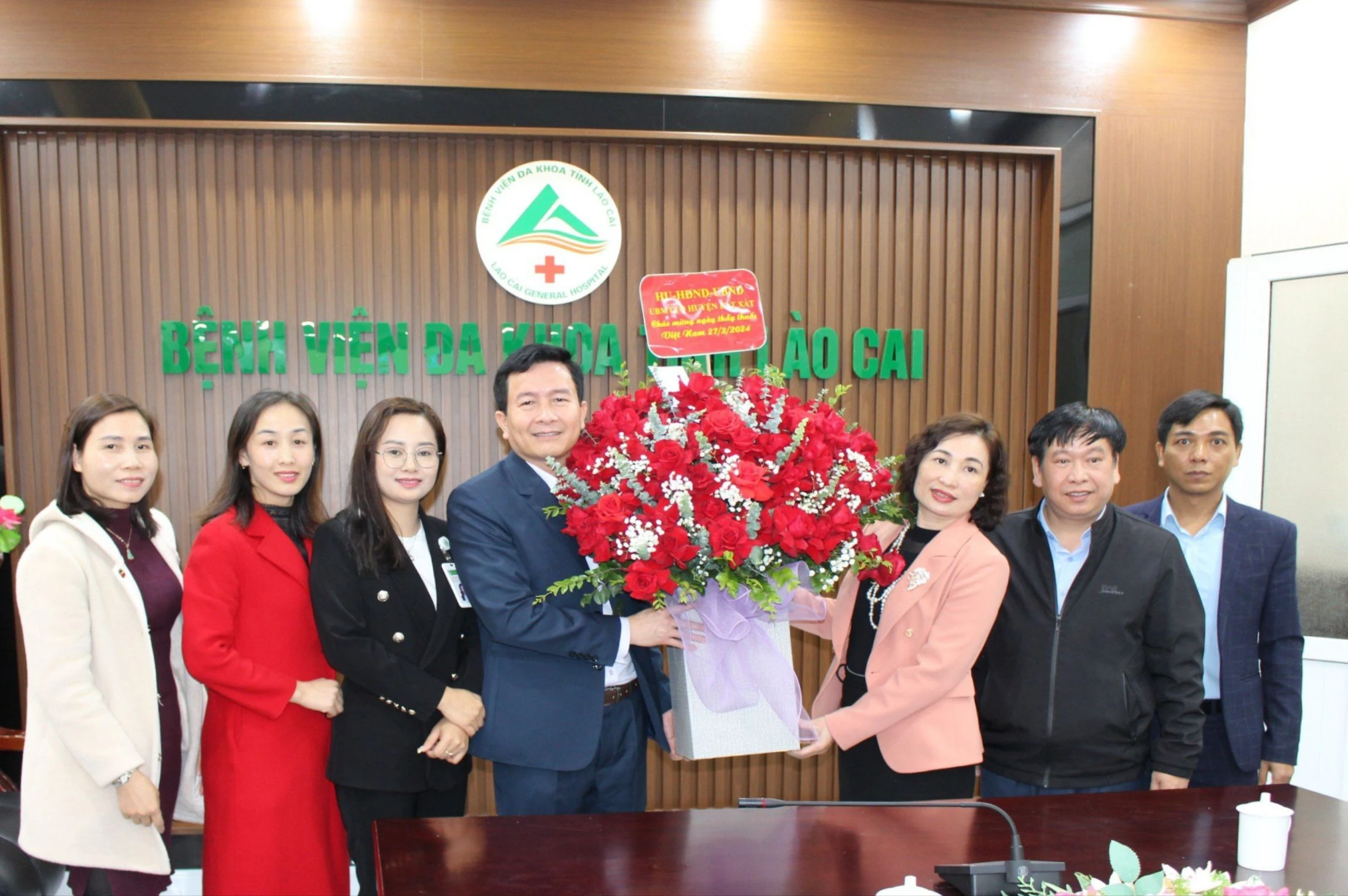 Lãnh đạo UBND huyện Bát Xát chúc mừng Bệnh viện Đa khoa tỉnh.