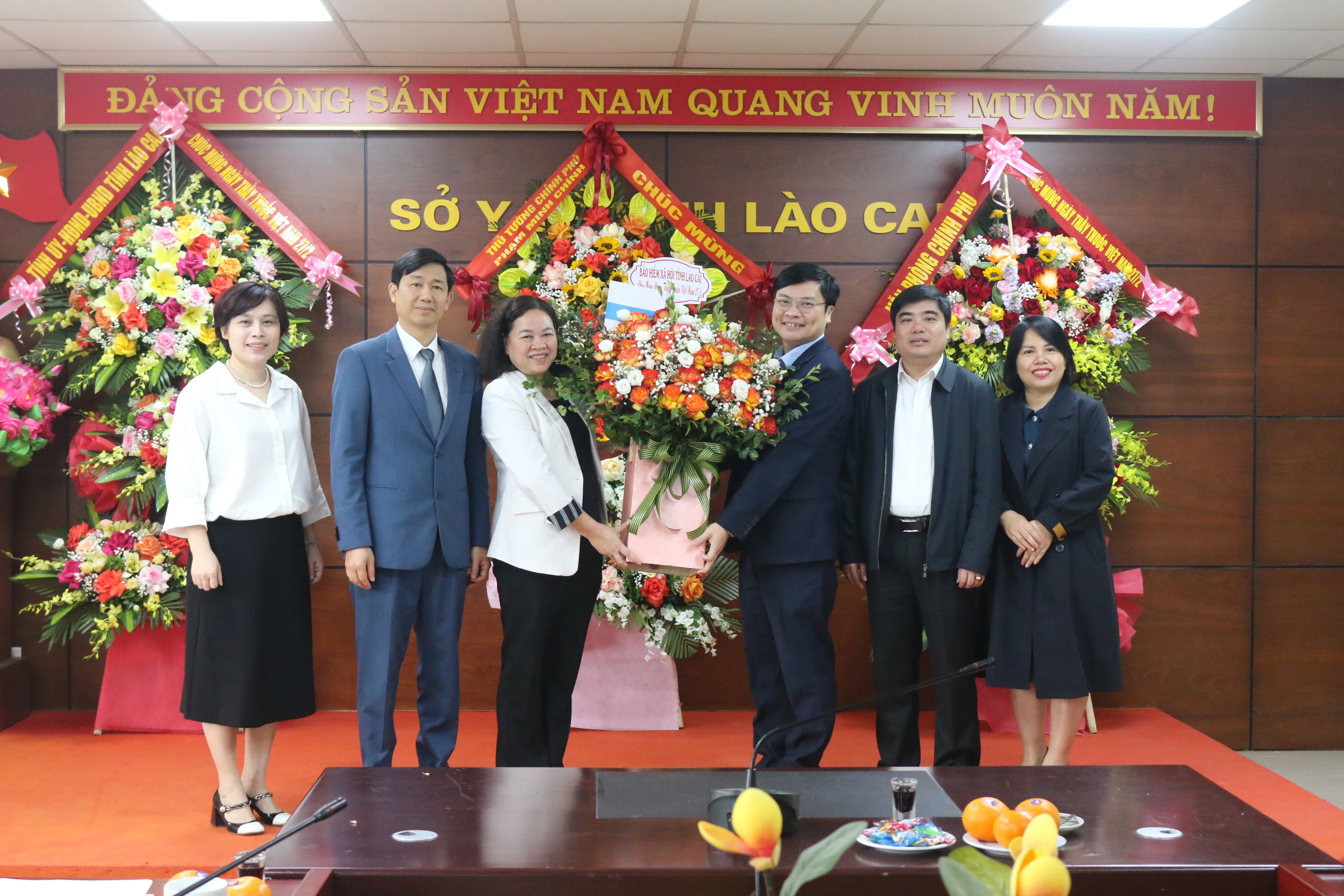 Bảo hiểm xã hội tỉnh chúc mừng ngành y tế.