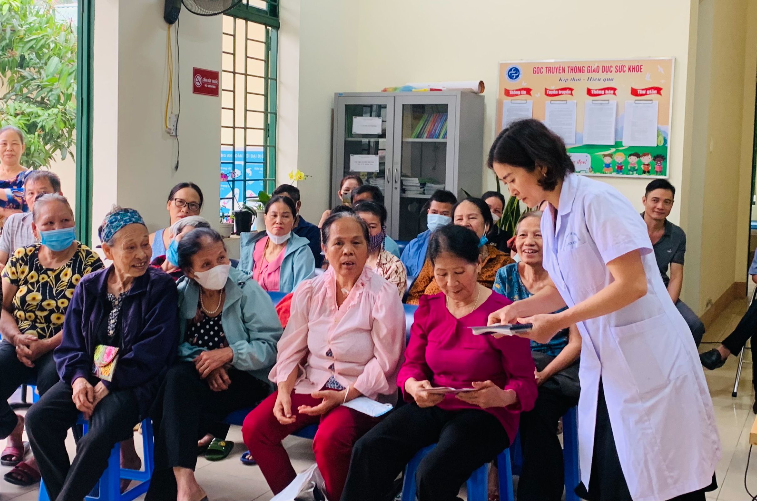 Cán bộ Trạm Y tế xã Đồng Tuyển (thành phố Lào Cai) tuyên truyền phòng, chống bệnh không lây nhiễm cho người dân. z5318590228793_12fc9f77667be3679dc235dc5c2fcd69.jpg