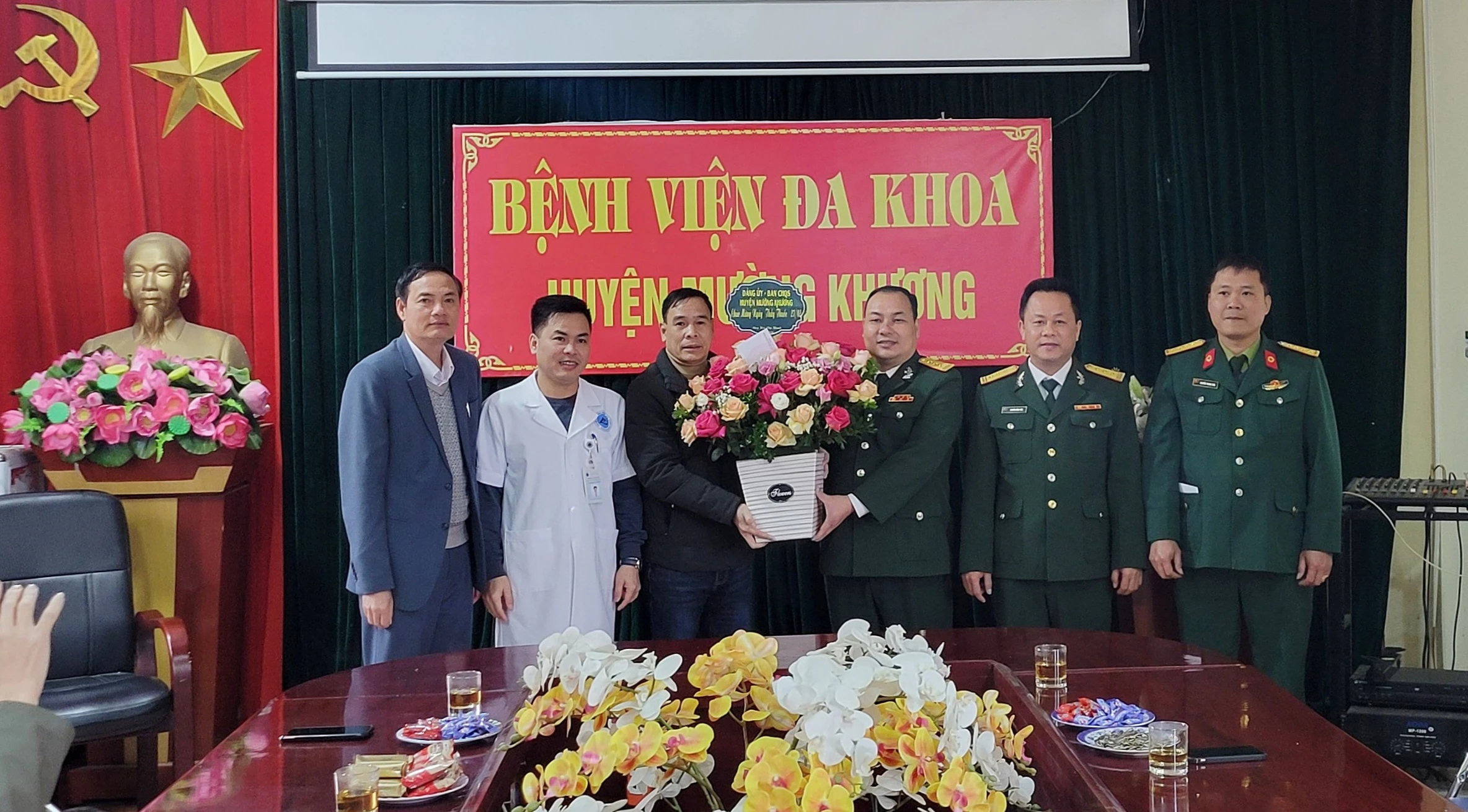 Ban Chỉ huy Quân sự huyện Mường Khương chúc mừng Bệnh viện Đa khoa huyện Mường Khương.