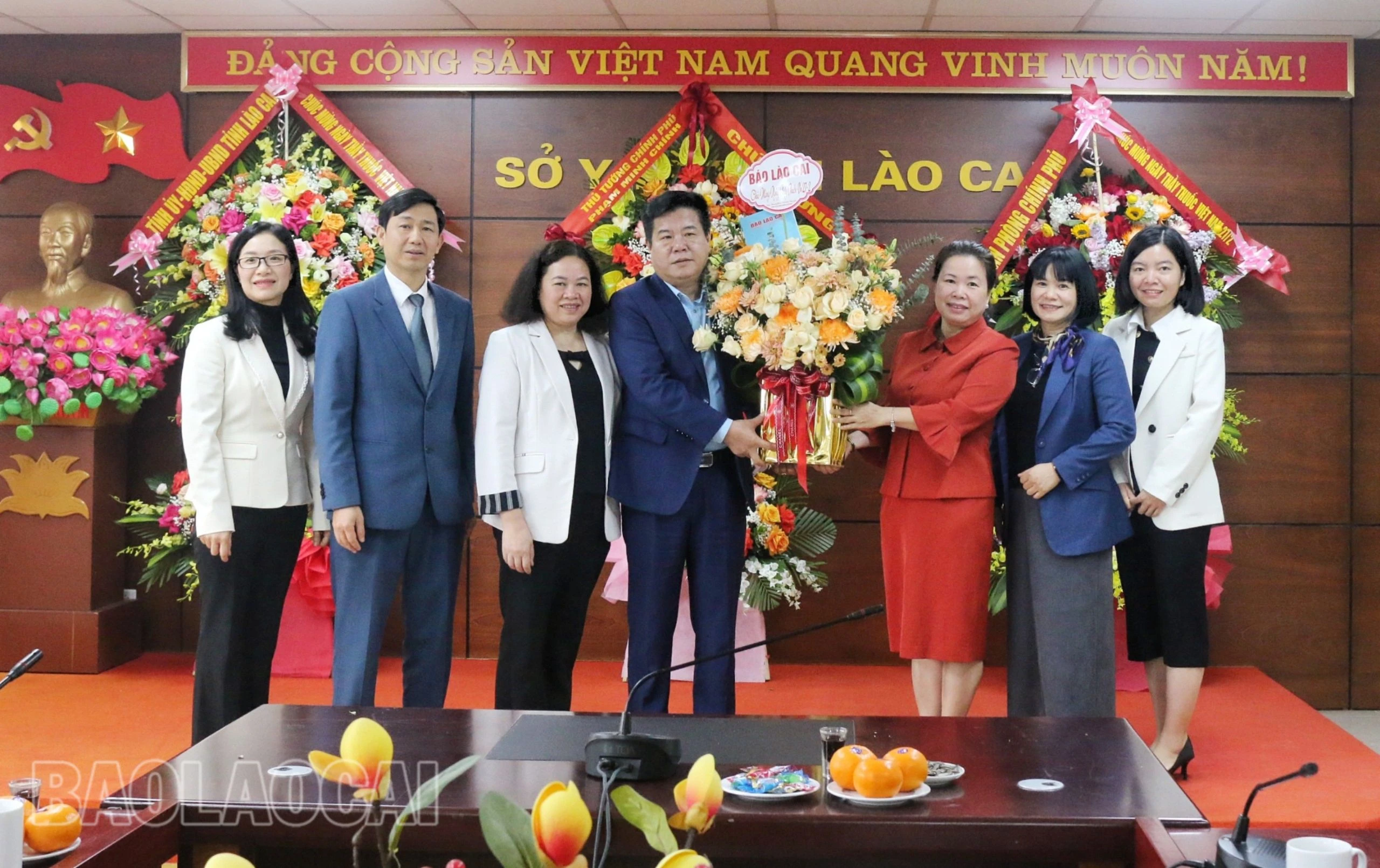 Lãnh đạo Báo Lào Cai tặng hoa chúc mừng ngày Thầy thuốc Việt Nam tại Sở Y tế.