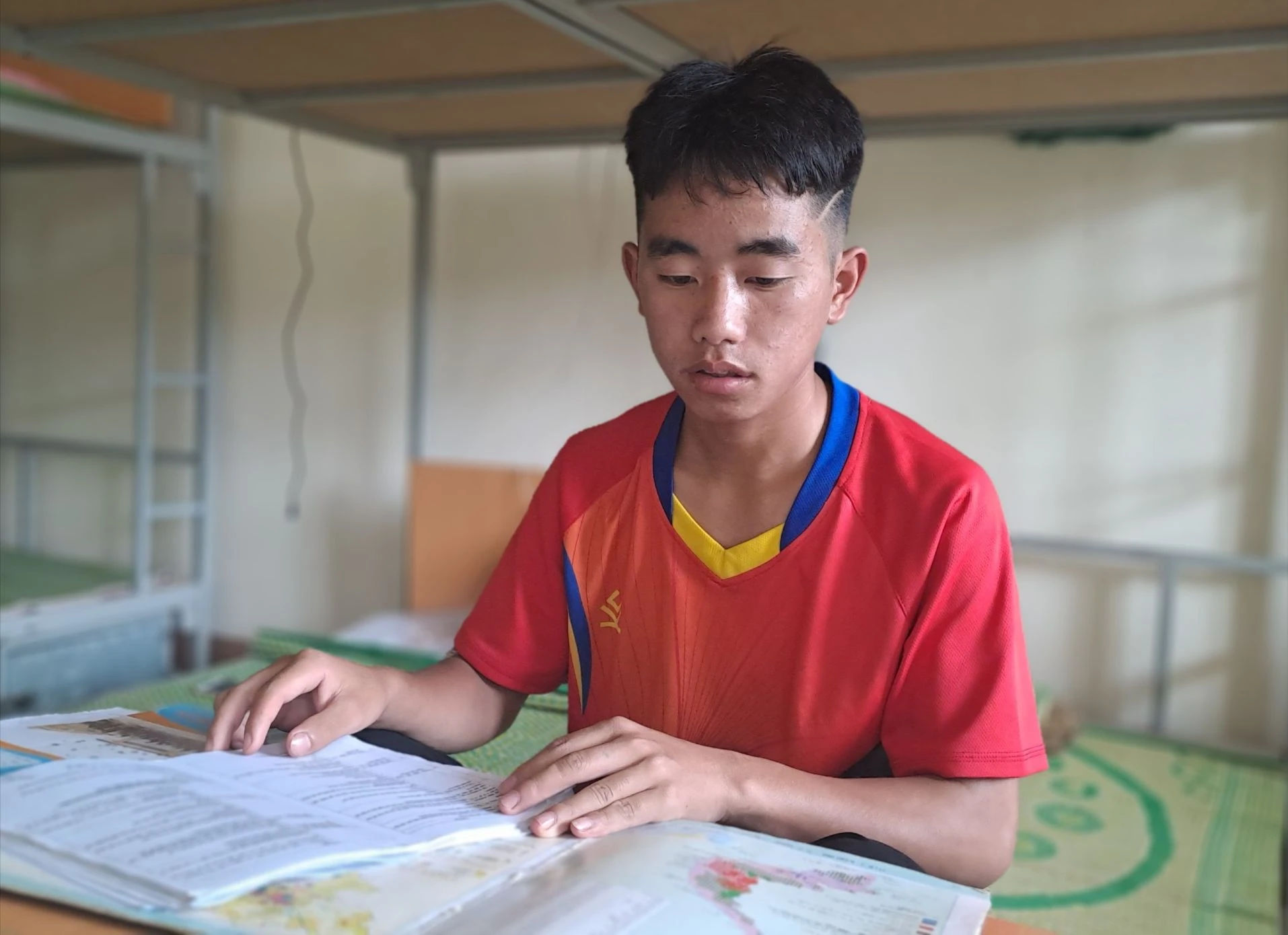 Sùng Dìn nỗ lực ôn tập để vượt qua kỳ thi tốt nghiệp THPT.