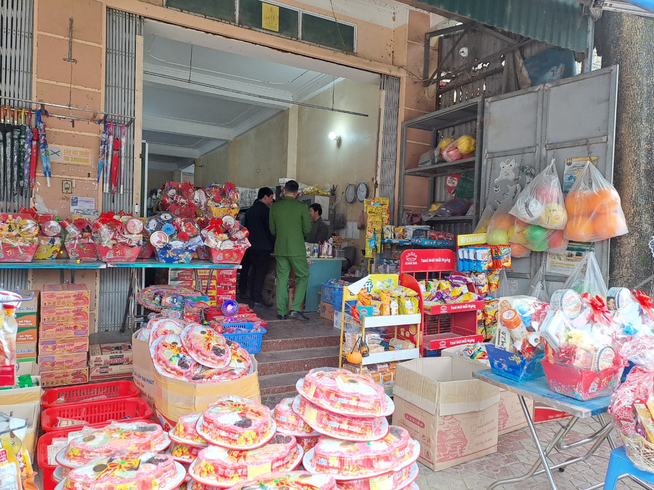 Chú trọng kiểm tra các mặt hàng phổ biến trong dịp tết. z5146075800729_af200296f63e60e5614d15fd4af2e6a4.jpg