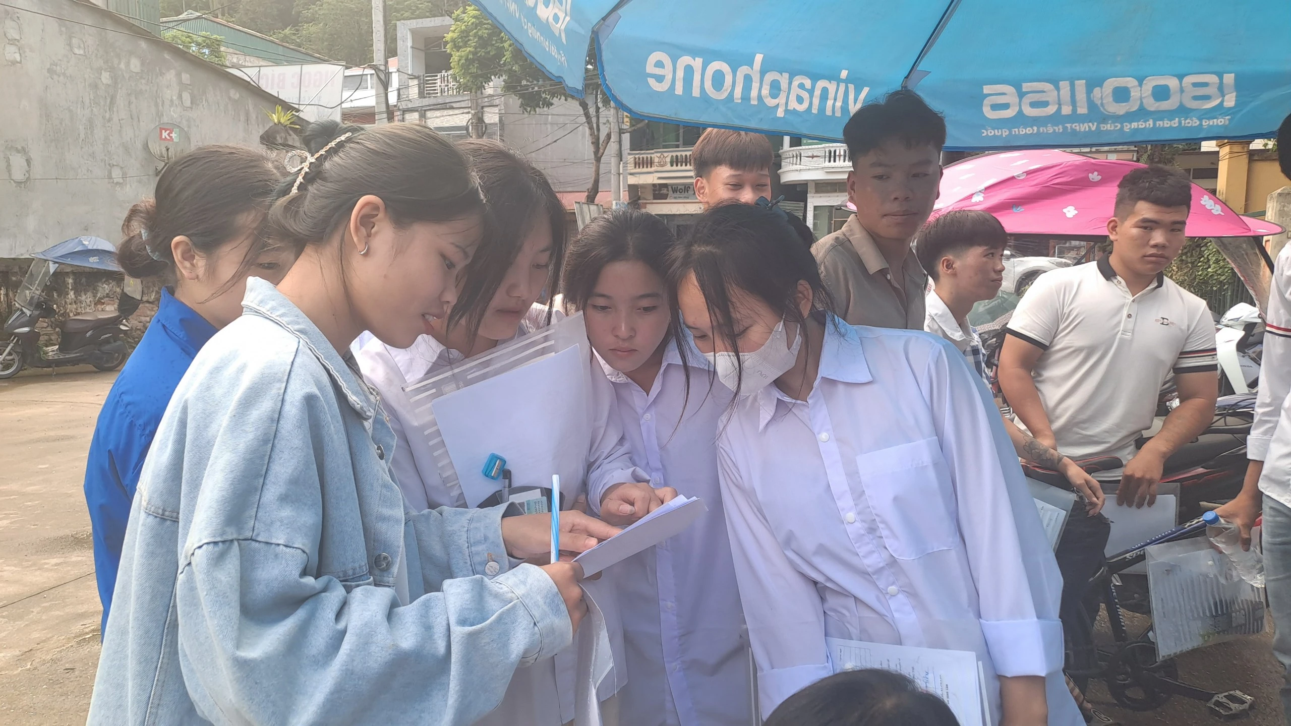 Các thí sinh cùng kiểm tra lại đáp án.