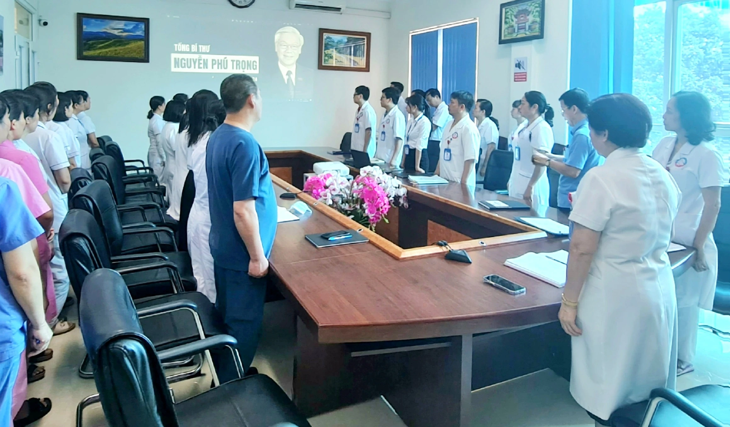 Cán bộ Bệnh viện Sản - Nhi tỉnh tưởng niệm Tổng Bí thư Nguyễn Phú Trọng trước giờ giao ban.