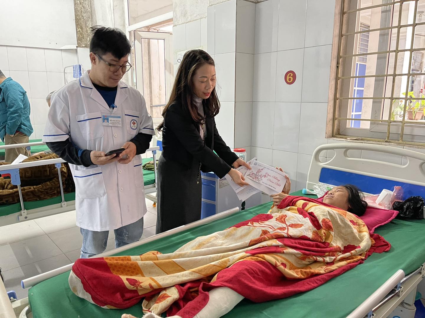 Bệnh viện Đa khoa huyện Bảo Yên cũng có những suất quà tết gửi tặng bệnh nhân có hoàn cảnh khó khăn. 425867582_891725499621512_6064204289767479413_n.jpg