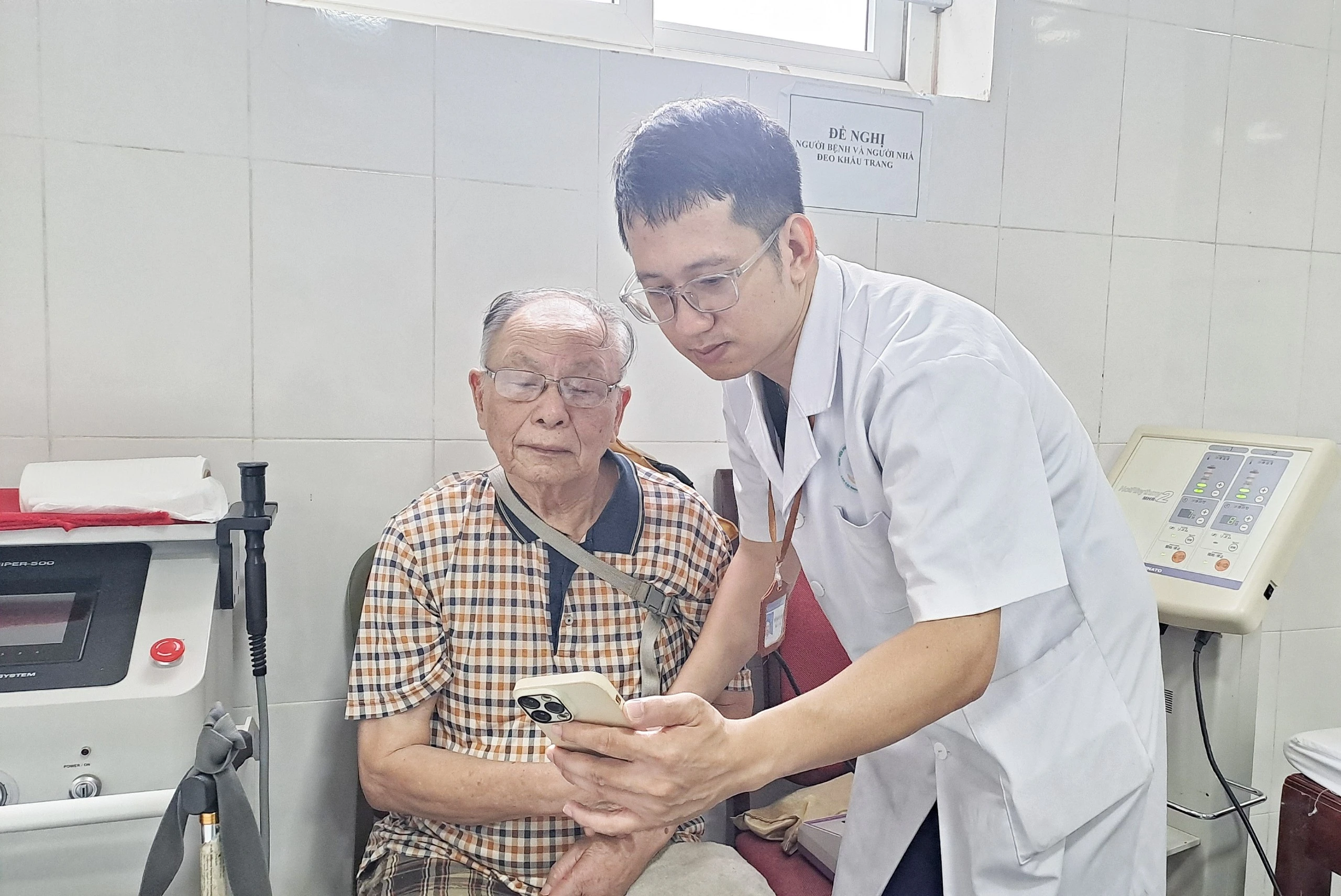 Cựu chiến binh Vũ Đình Hường xem trực tiếp lễ tang cùng cán bộ y tế.