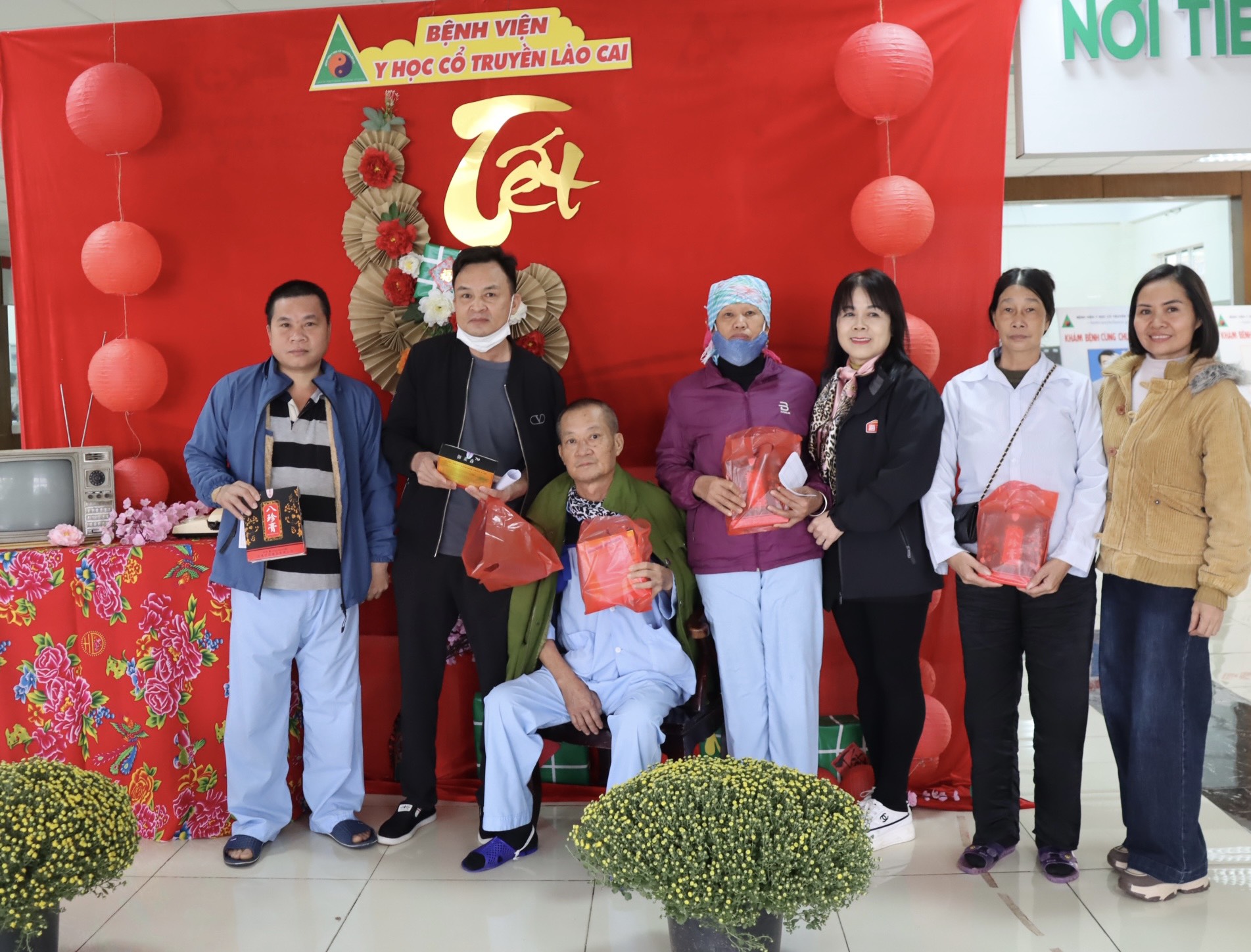 Người bệnh điều trị tại Bệnh viện Y học cổ truyền tỉnh nhận những món quà tết của các nhà hảo tâm. z5144276782204_12b24288086d074d6e627f77827ff441.jpg
