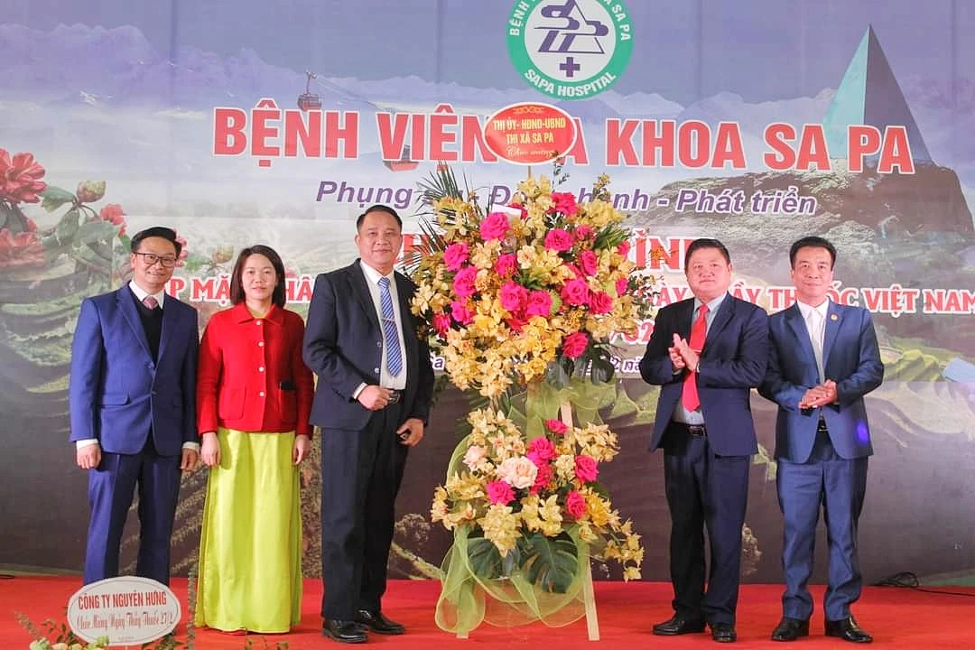 Lãnh đạo UBND thị xã Sa Pa tặng hoa chúc mừng các thầy thuốc tại chương trình gặp mặt nhân ngày Thầy thuốc Việt Nam.